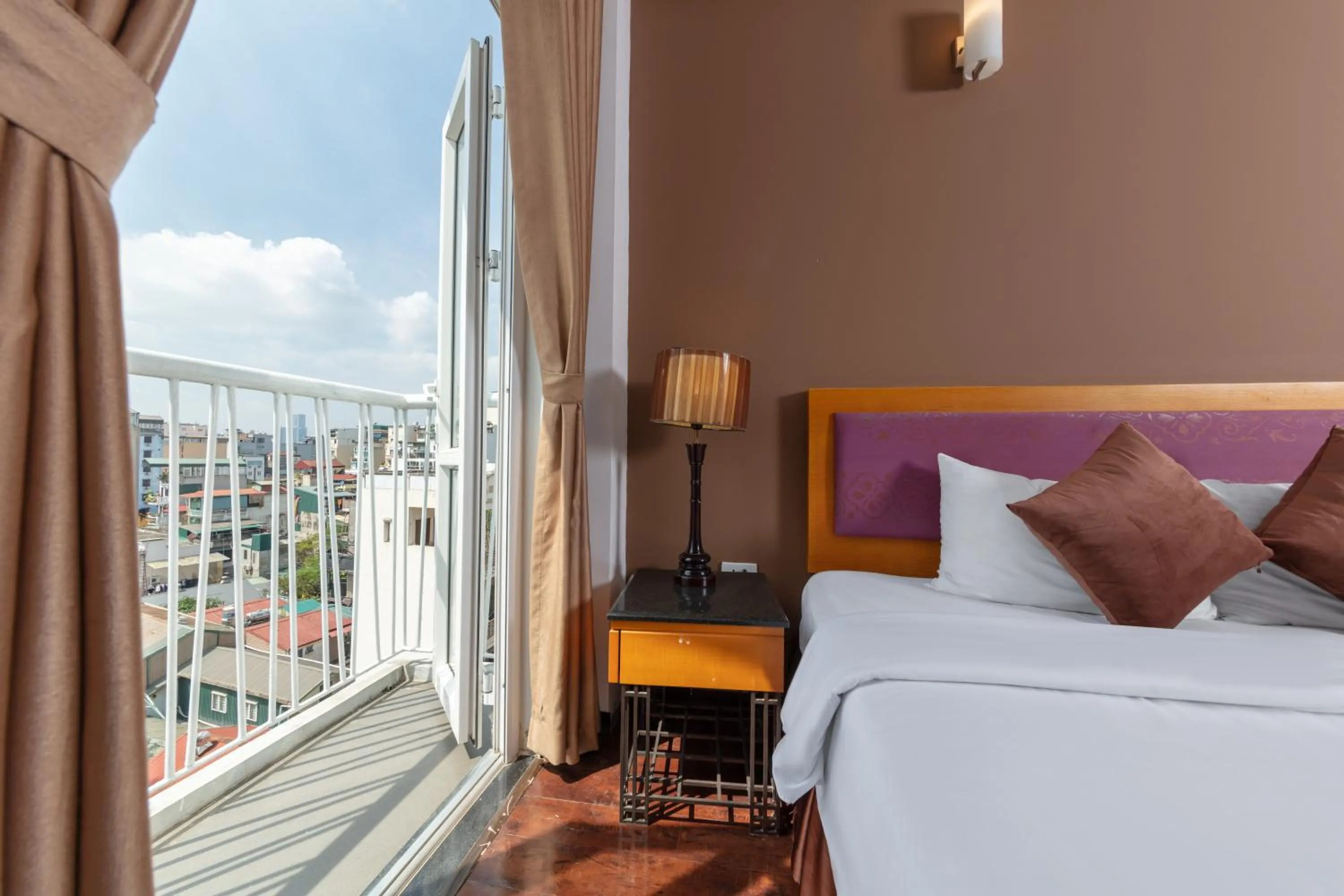 Balcony/Terrace, Bed in Golden Sunshine Villa Hotel and Travel