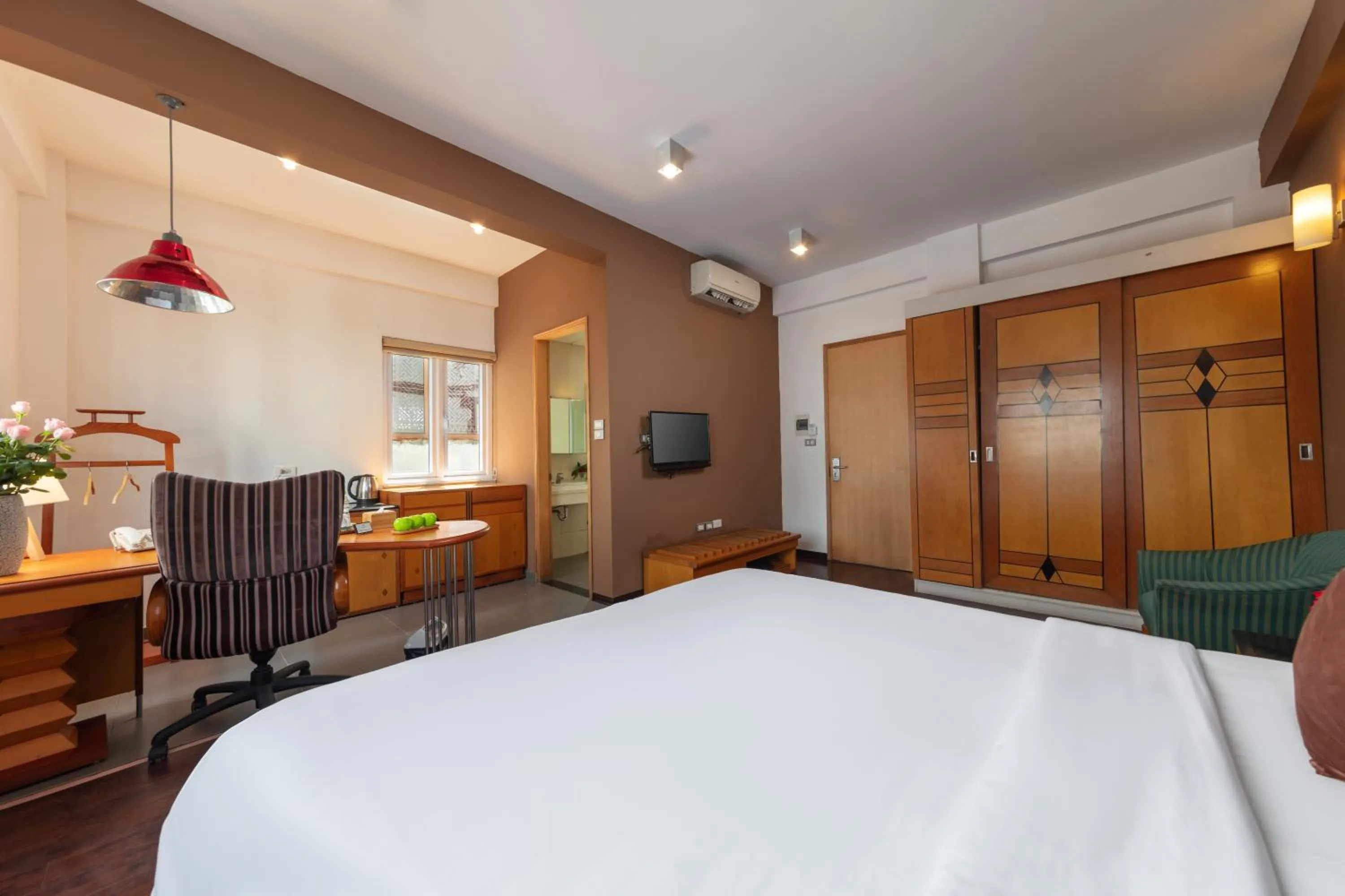 TV and multimedia, Bed in Golden Sunshine Villa Hotel and Travel