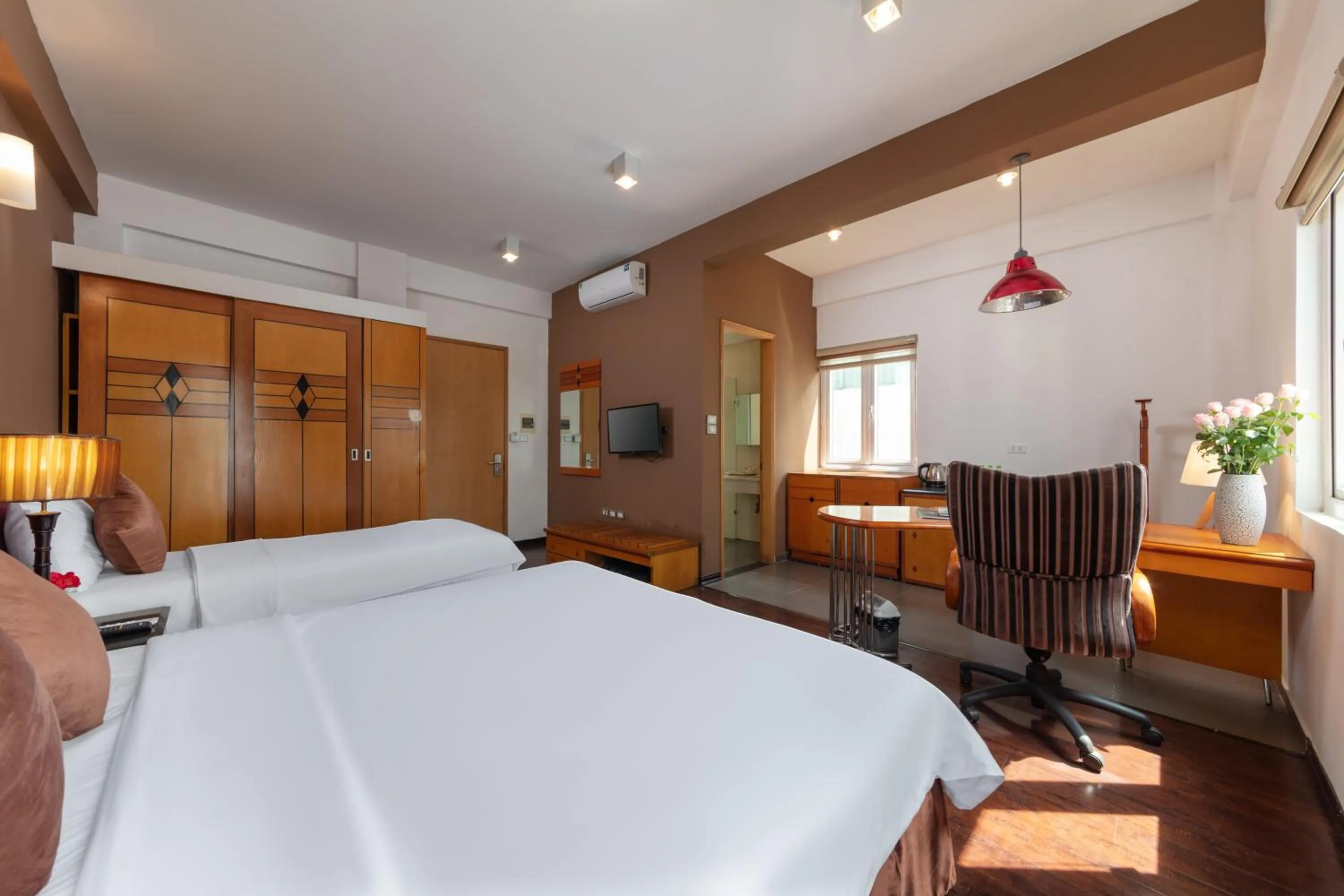 Photo of the whole room, Bed in Golden Sunshine Villa Hotel and Travel