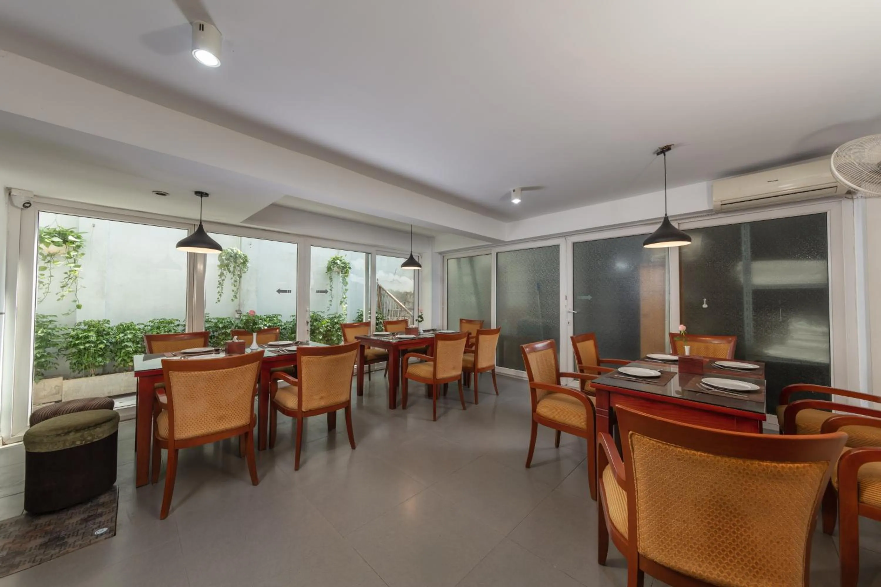 Dining area in Golden Sunshine Villa Hotel and Travel