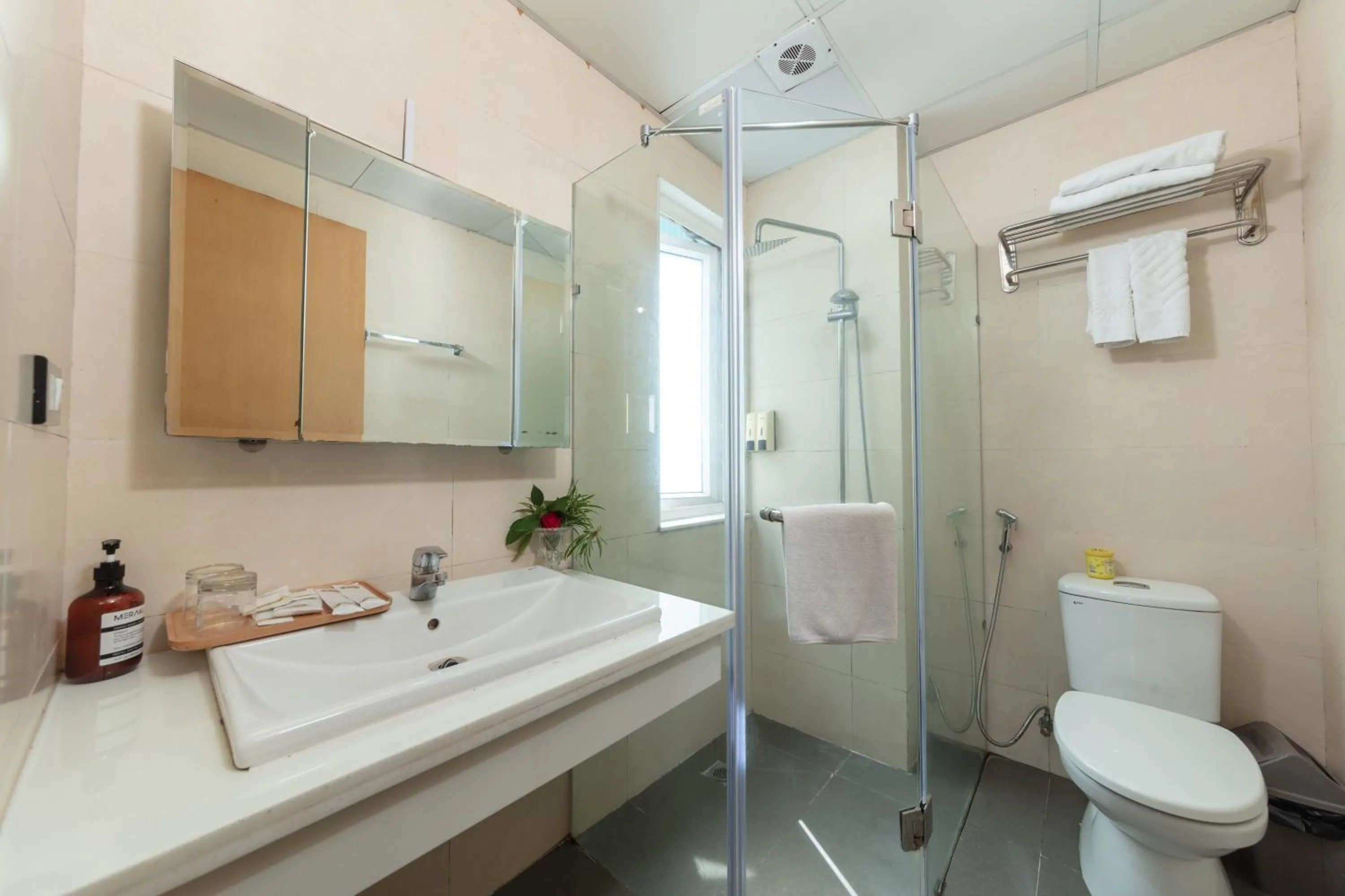 Shower in Golden Sunshine Villa Hotel and Travel