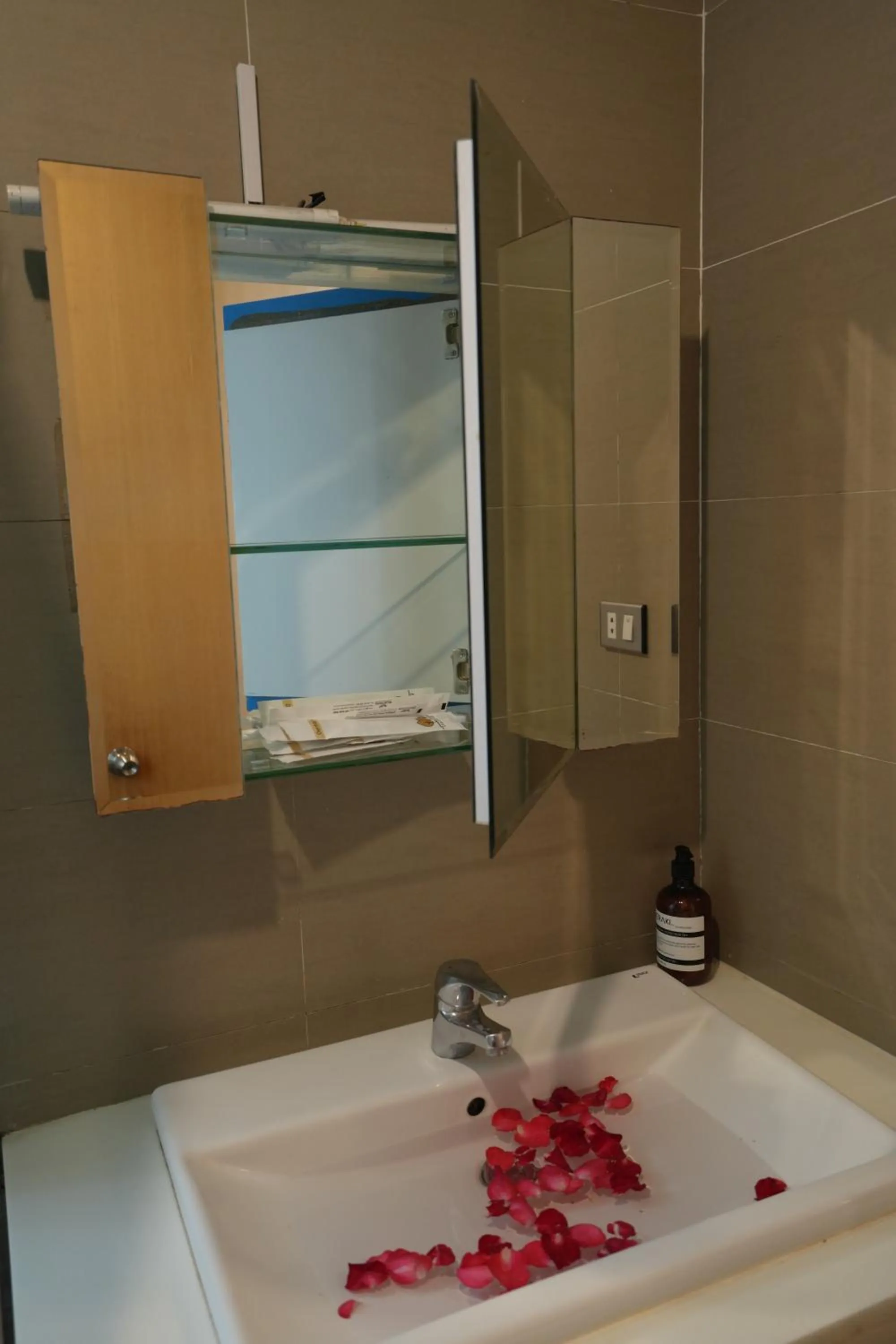 Bathroom in Golden Sunshine Villa Hotel and Travel