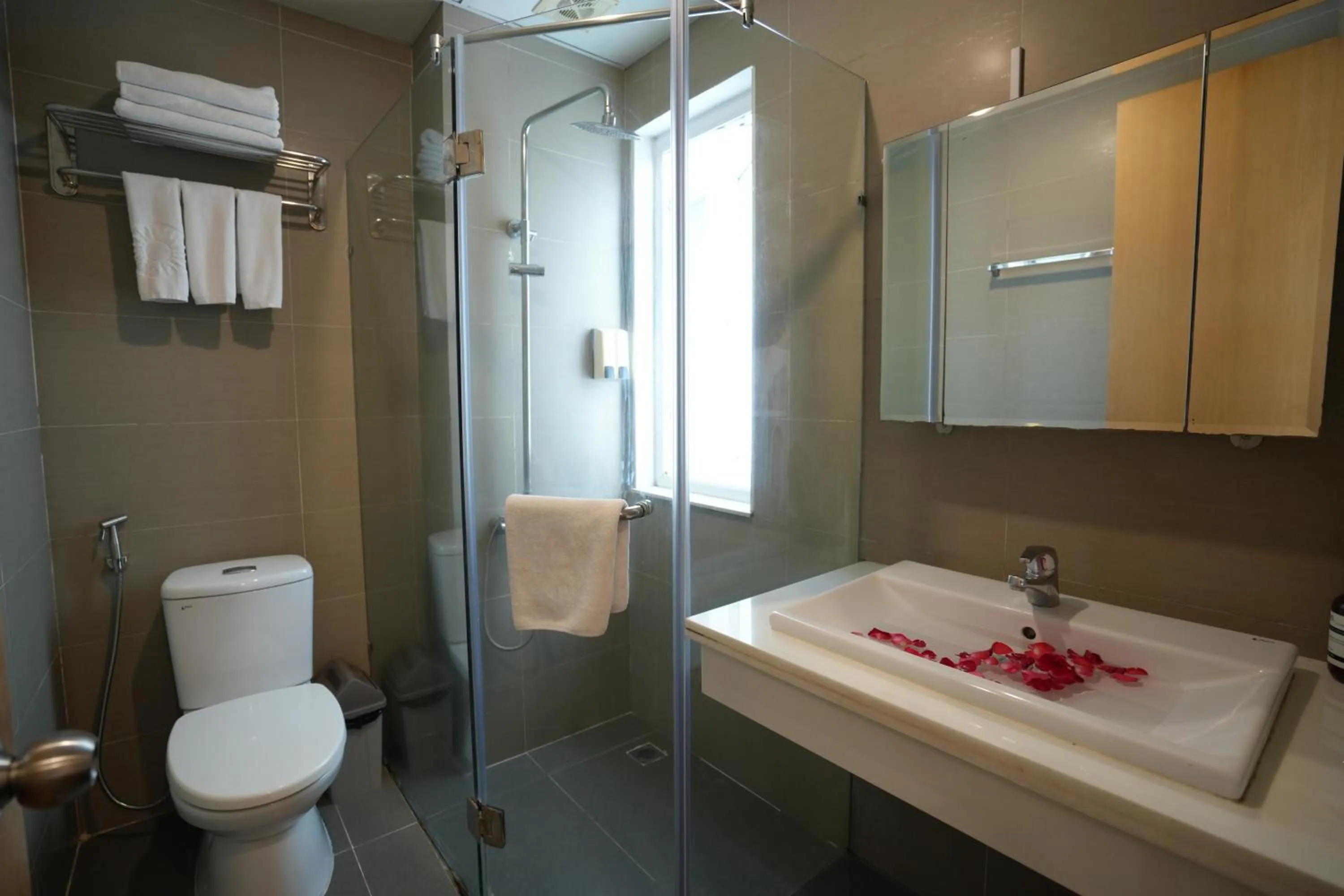 Shower in Golden Sunshine Villa Hotel and Travel