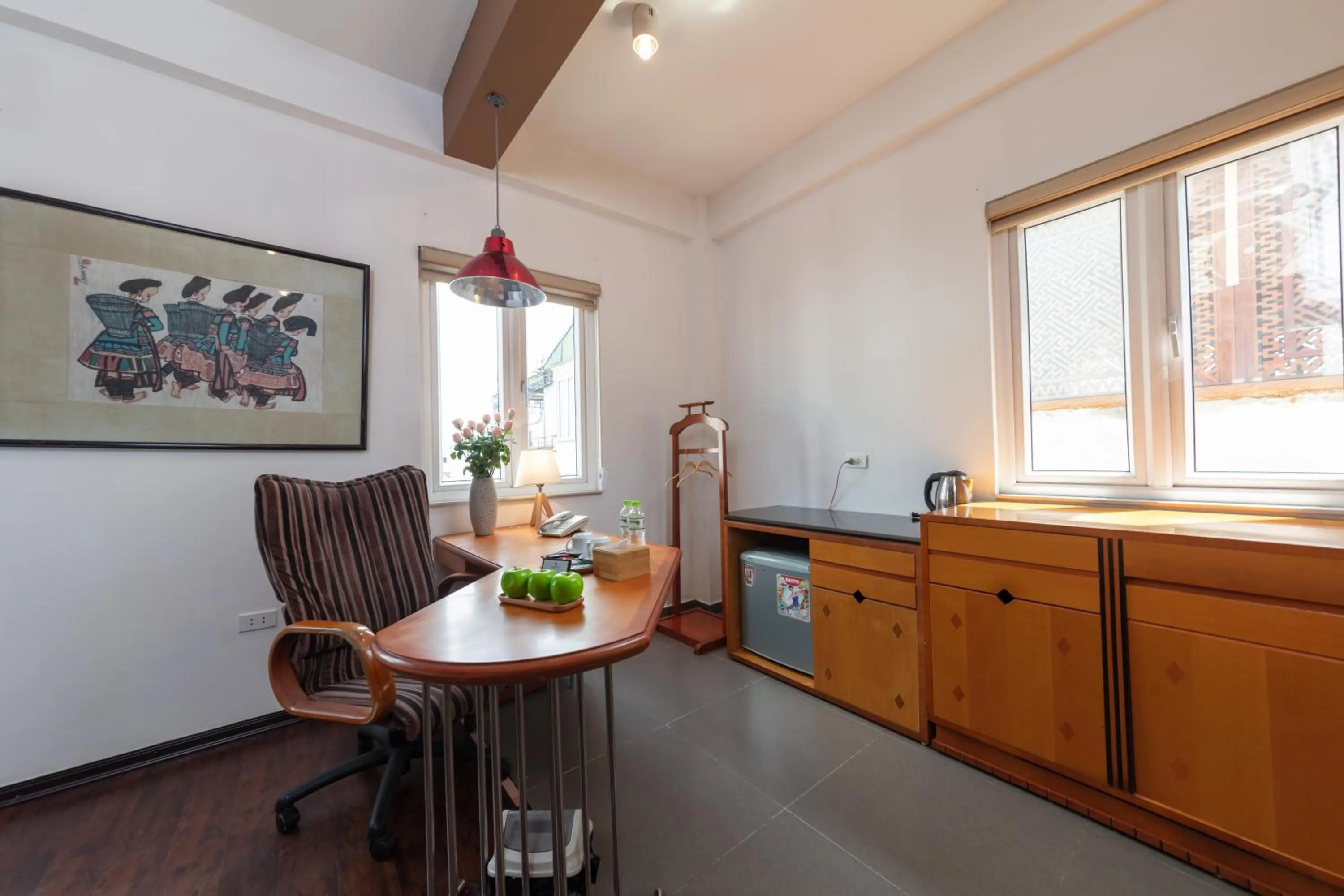 Kitchen or kitchenette in Golden Sunshine Villa Hotel and Travel