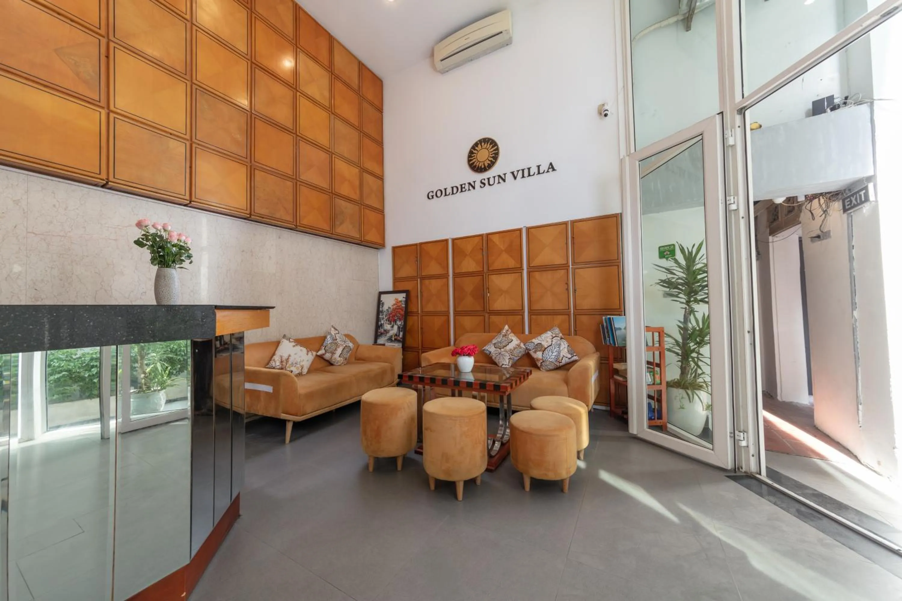 Lobby or reception in Golden Sunshine Villa Hotel and Travel
