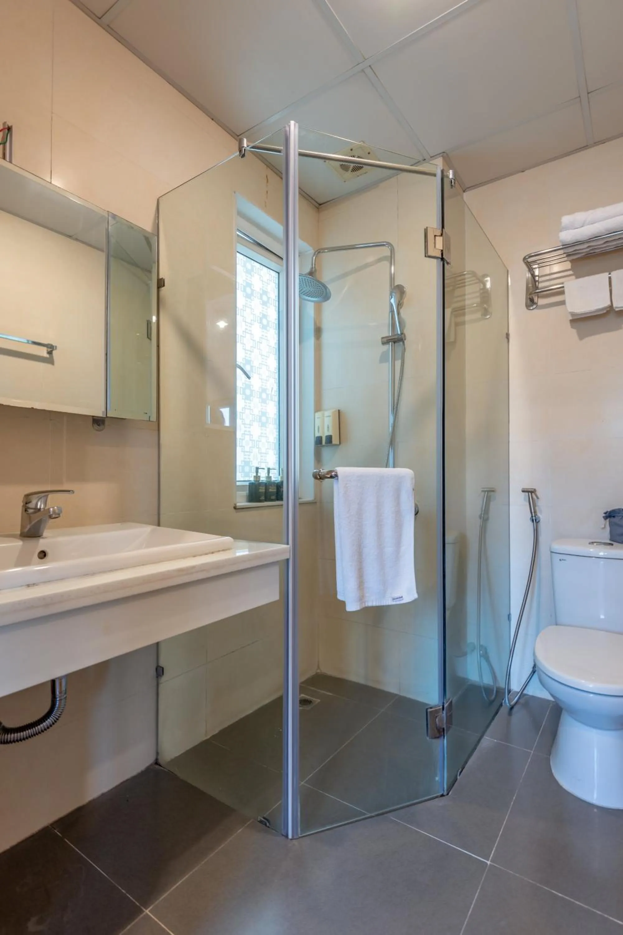 Shower in Golden Sunshine Villa Hotel and Travel