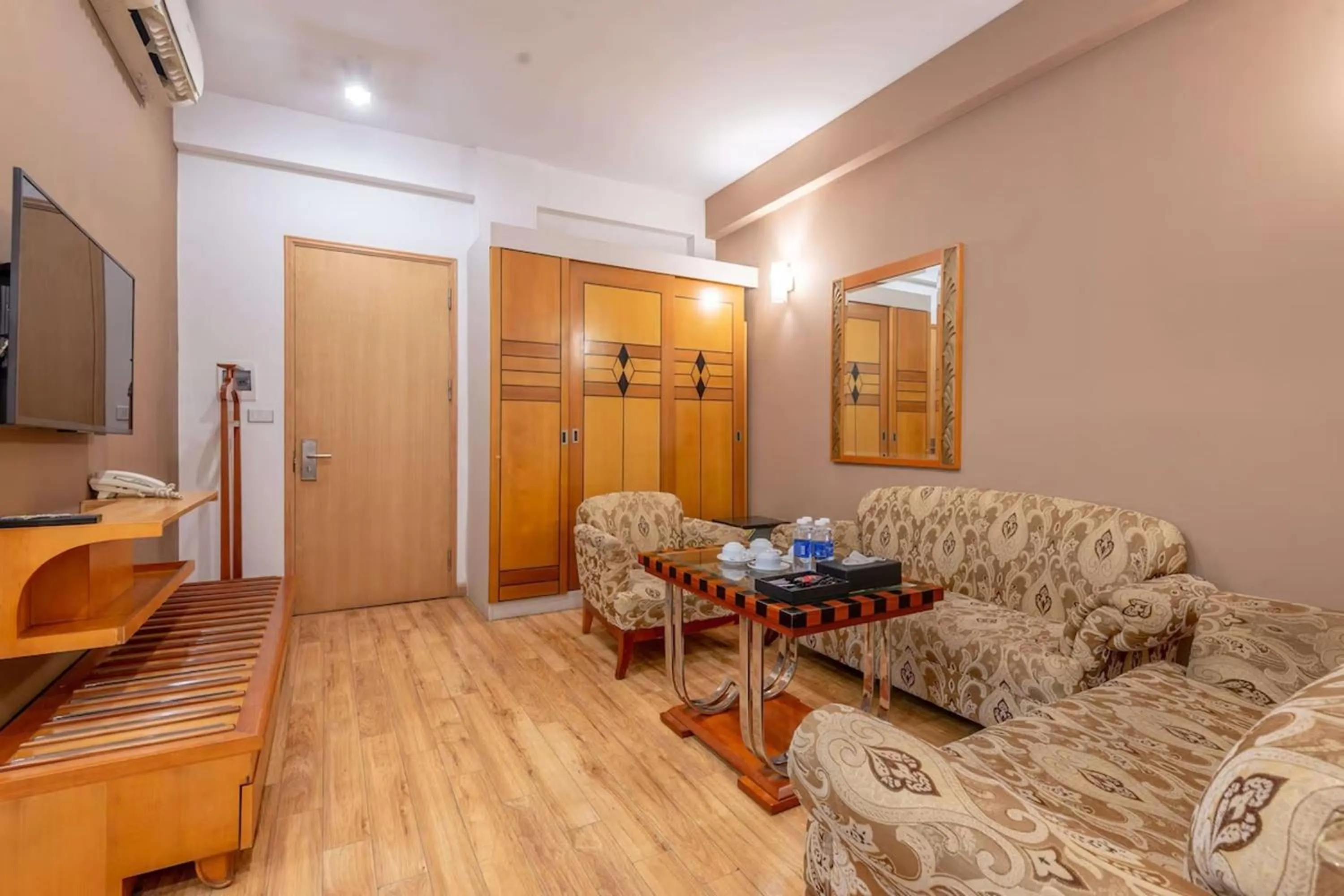 Communal lounge/ TV room in Golden Sunshine Villa Hotel and Travel