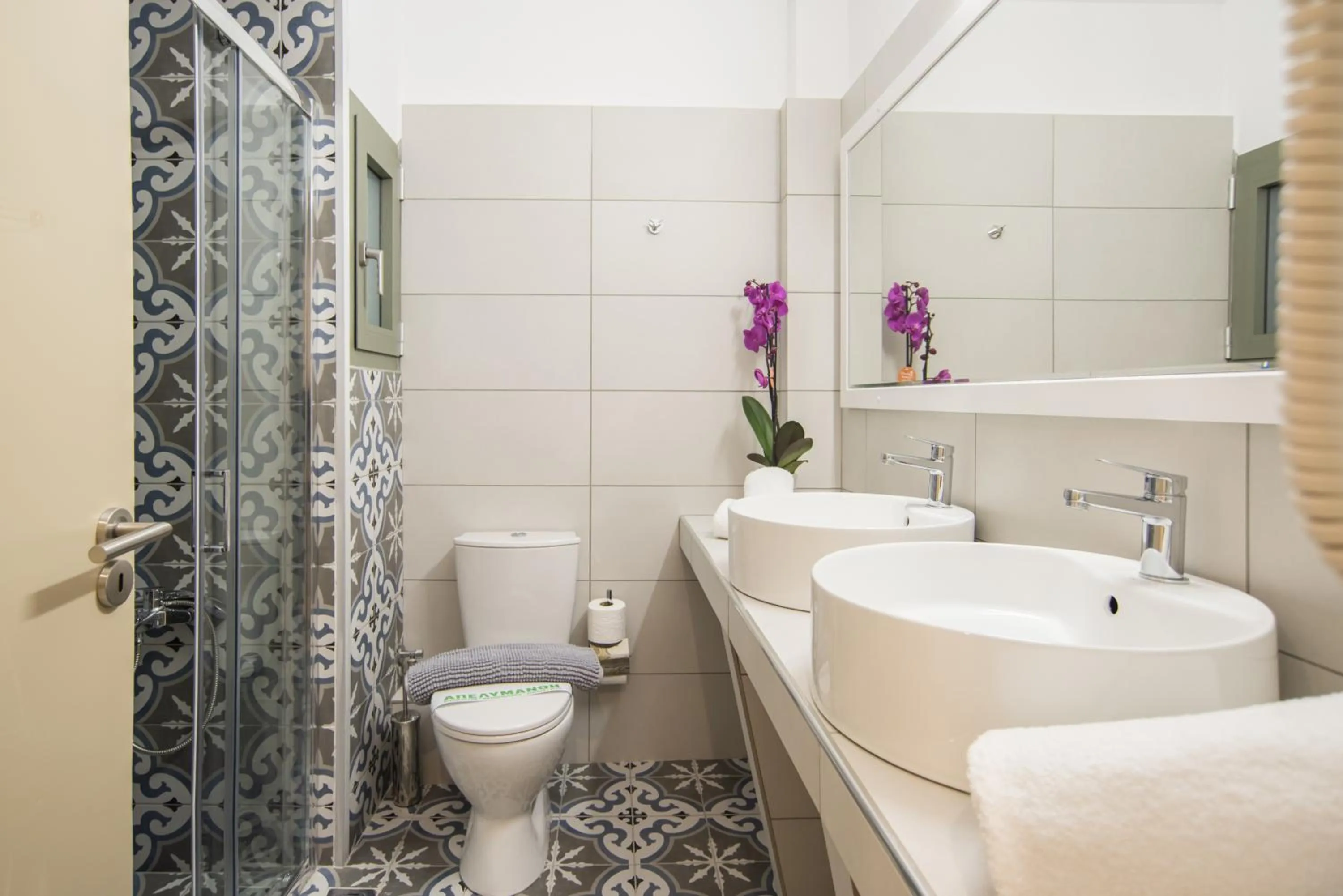 Shower in V Hotel Delphi