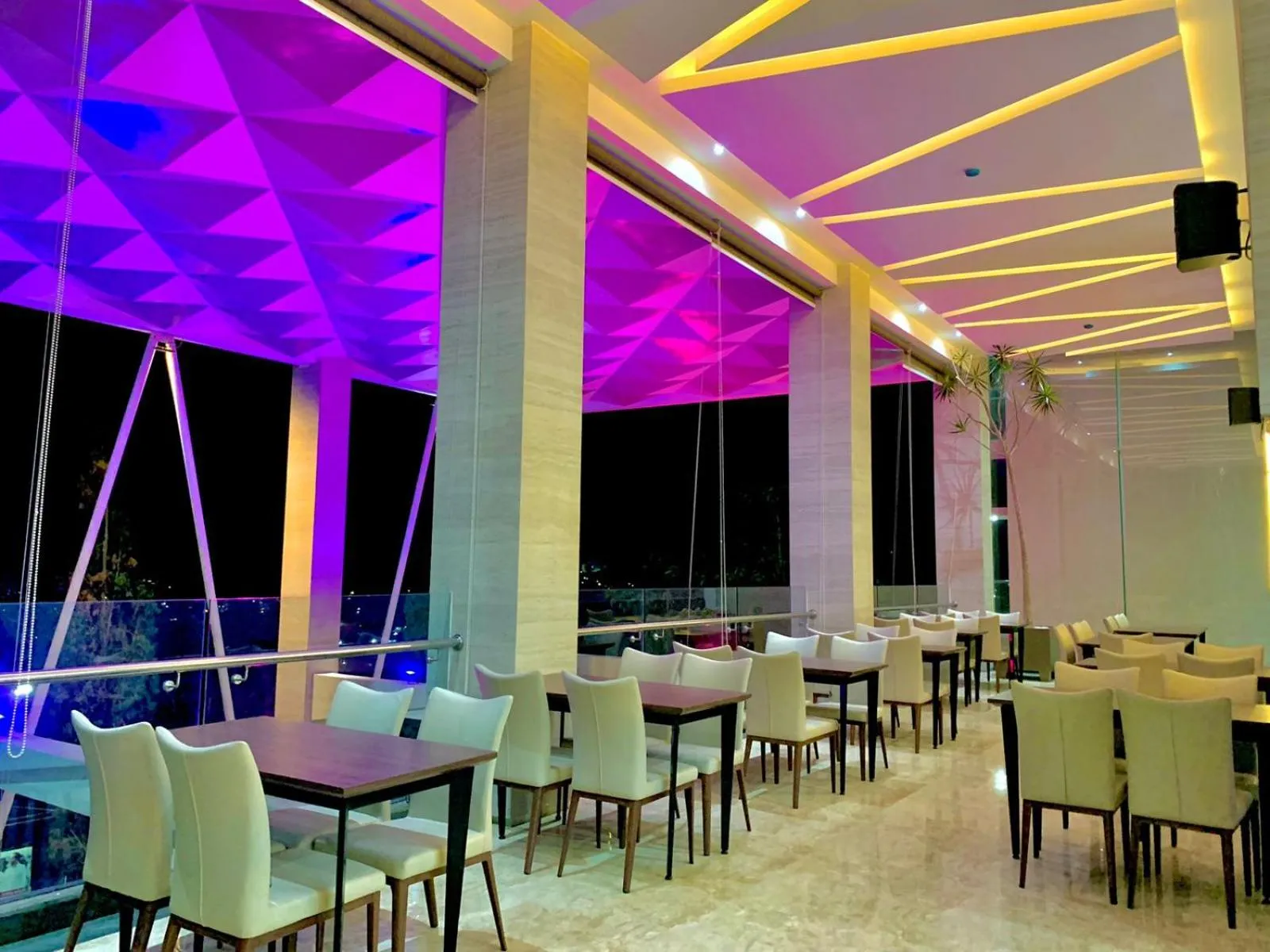 Restaurant/places to eat in Sinergi Hotel & Villa