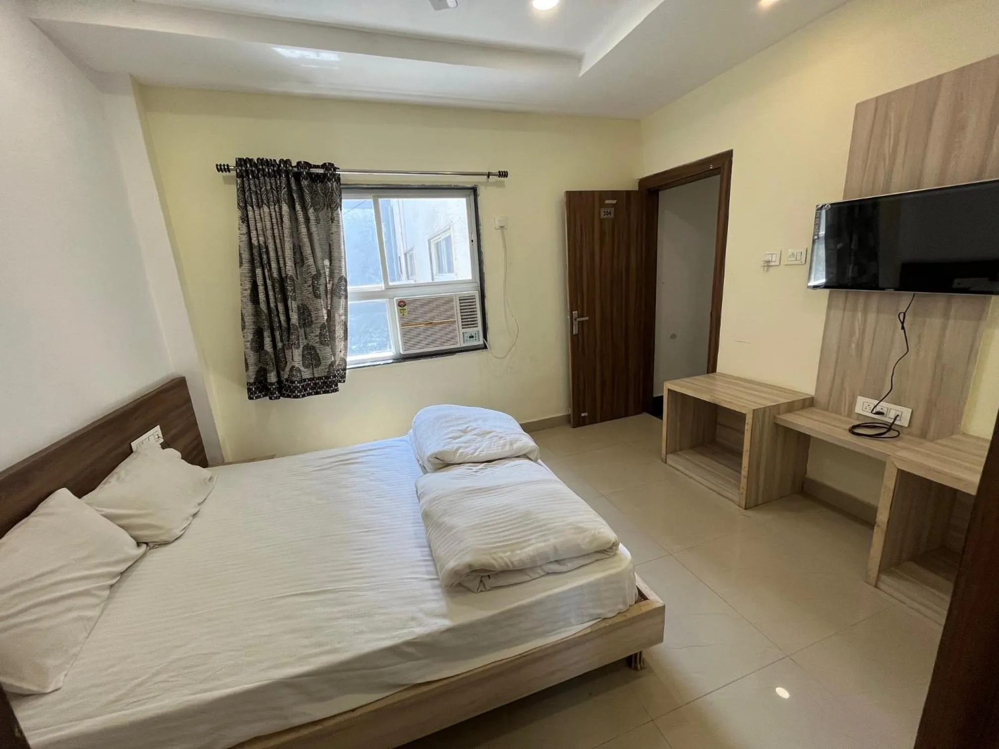 Communal lounge/ TV room, Bed in Hotel Pratap Heights