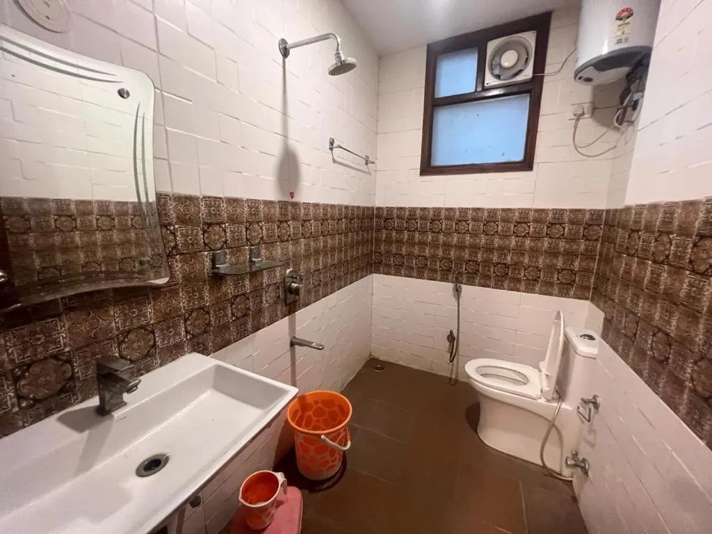 Shower in Hotel Pratap Heights