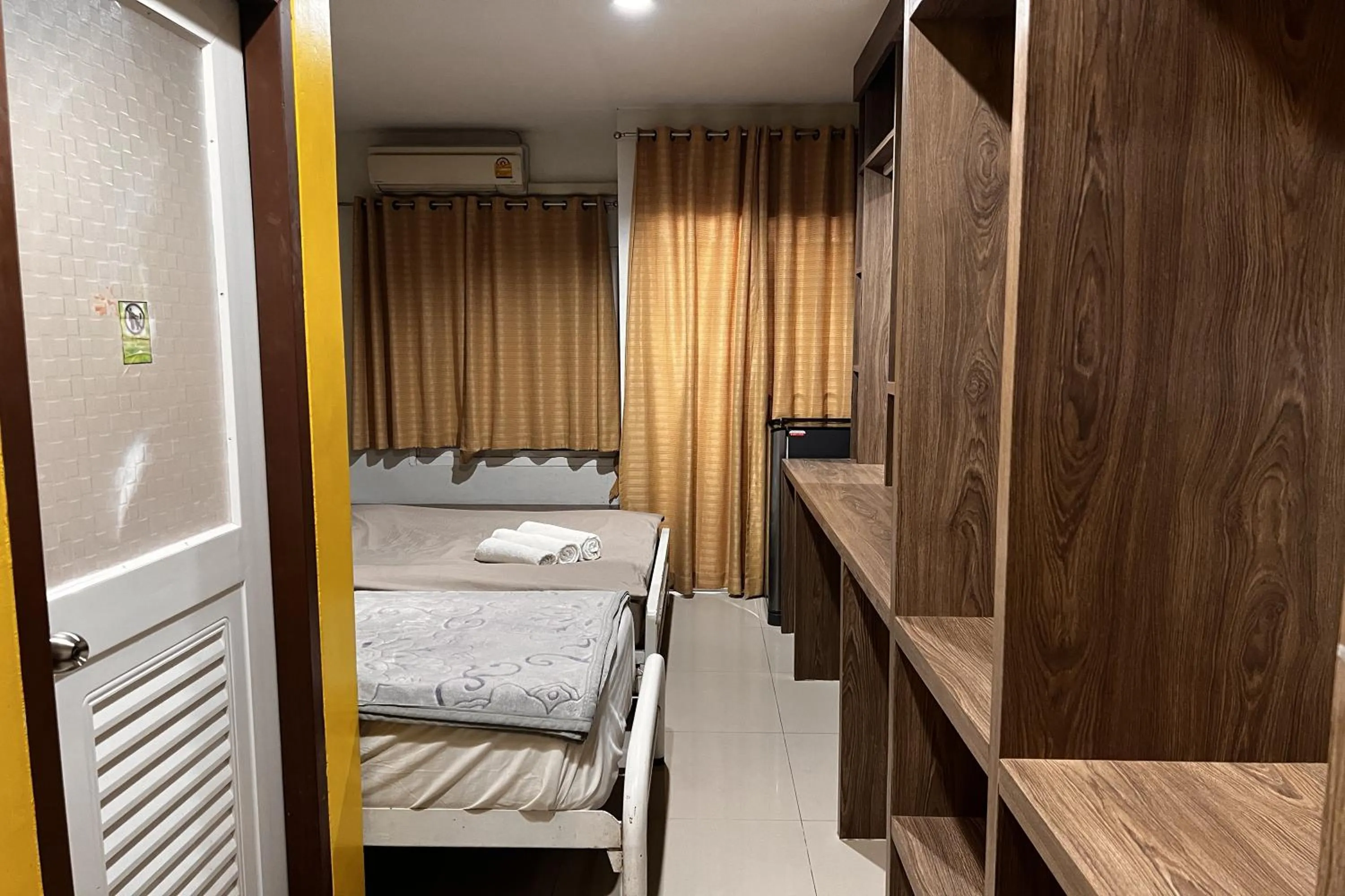 wardrobe, Bed in Anh Anh Homestay