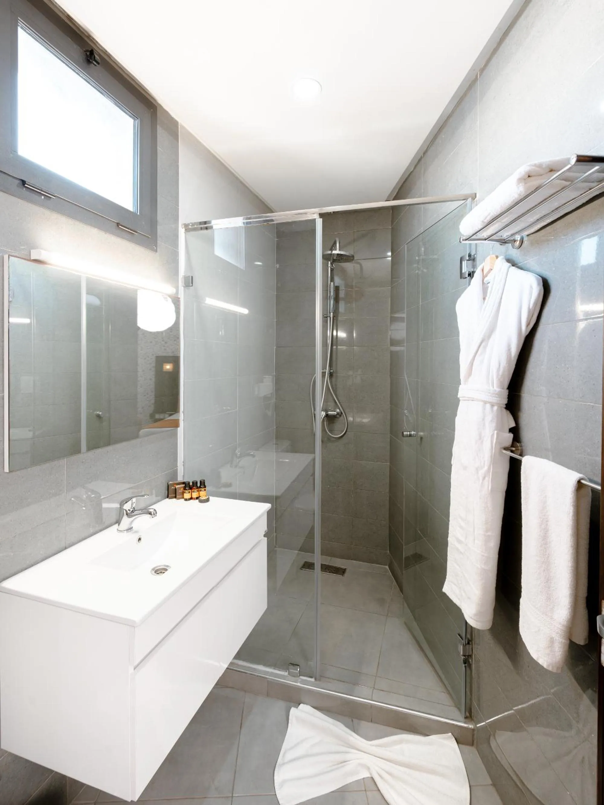 Shower in Fourteen Hotel Ain Sebaa