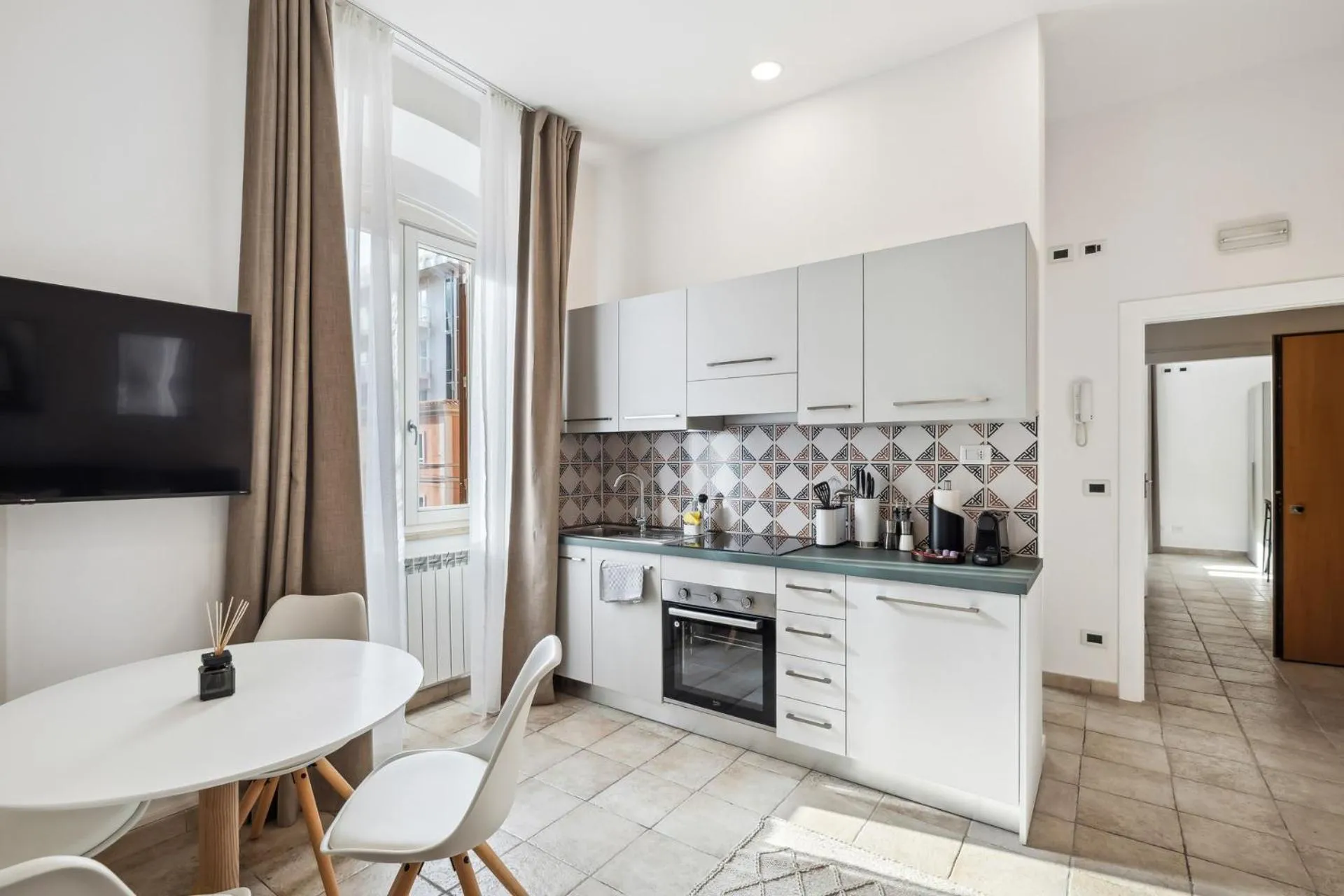 Coffee/tea facilities in Limehome Rome via dei Reti