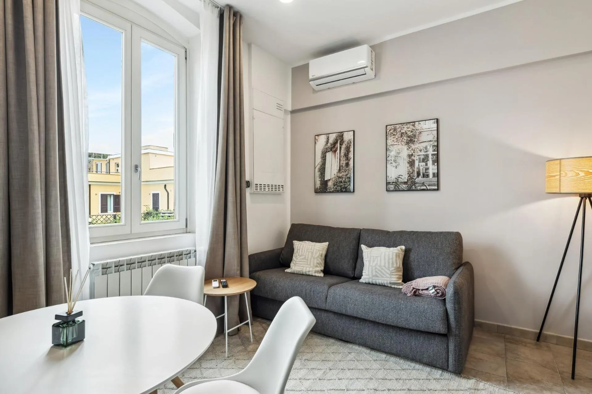 Seating area in Limehome Rome via dei Reti