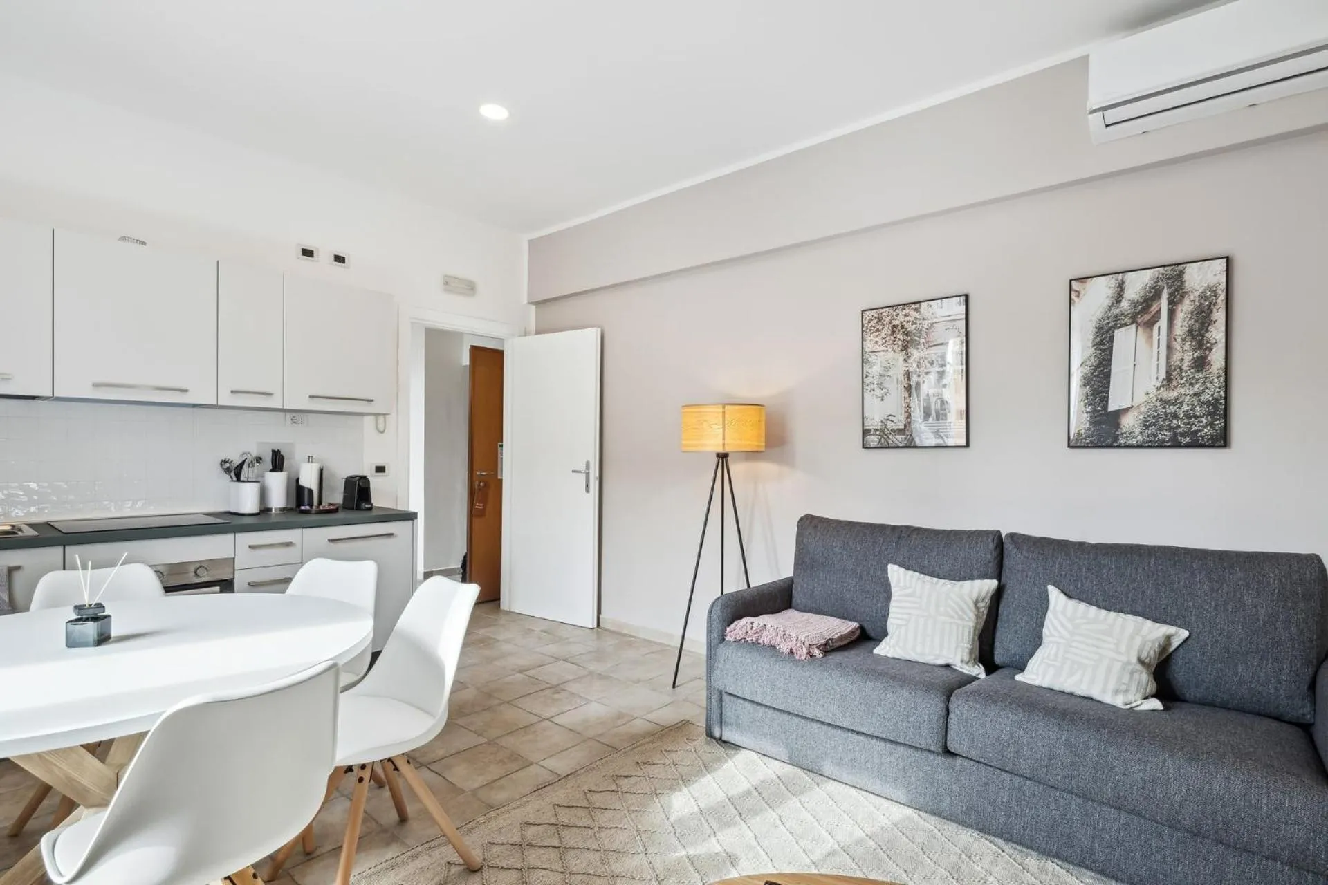Kitchen or kitchenette in Limehome Rome via dei Reti