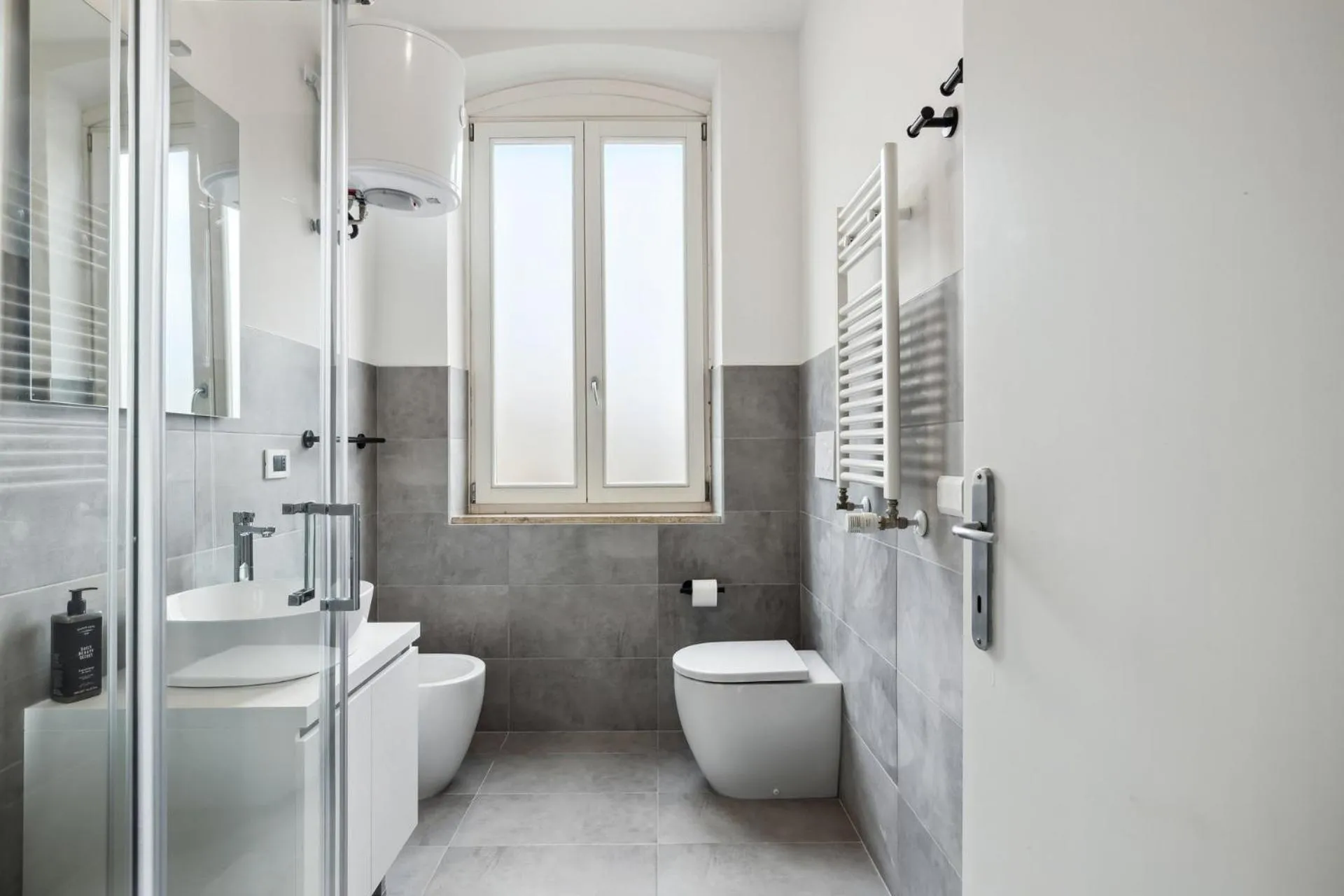 Shower in Limehome Rome via dei Reti