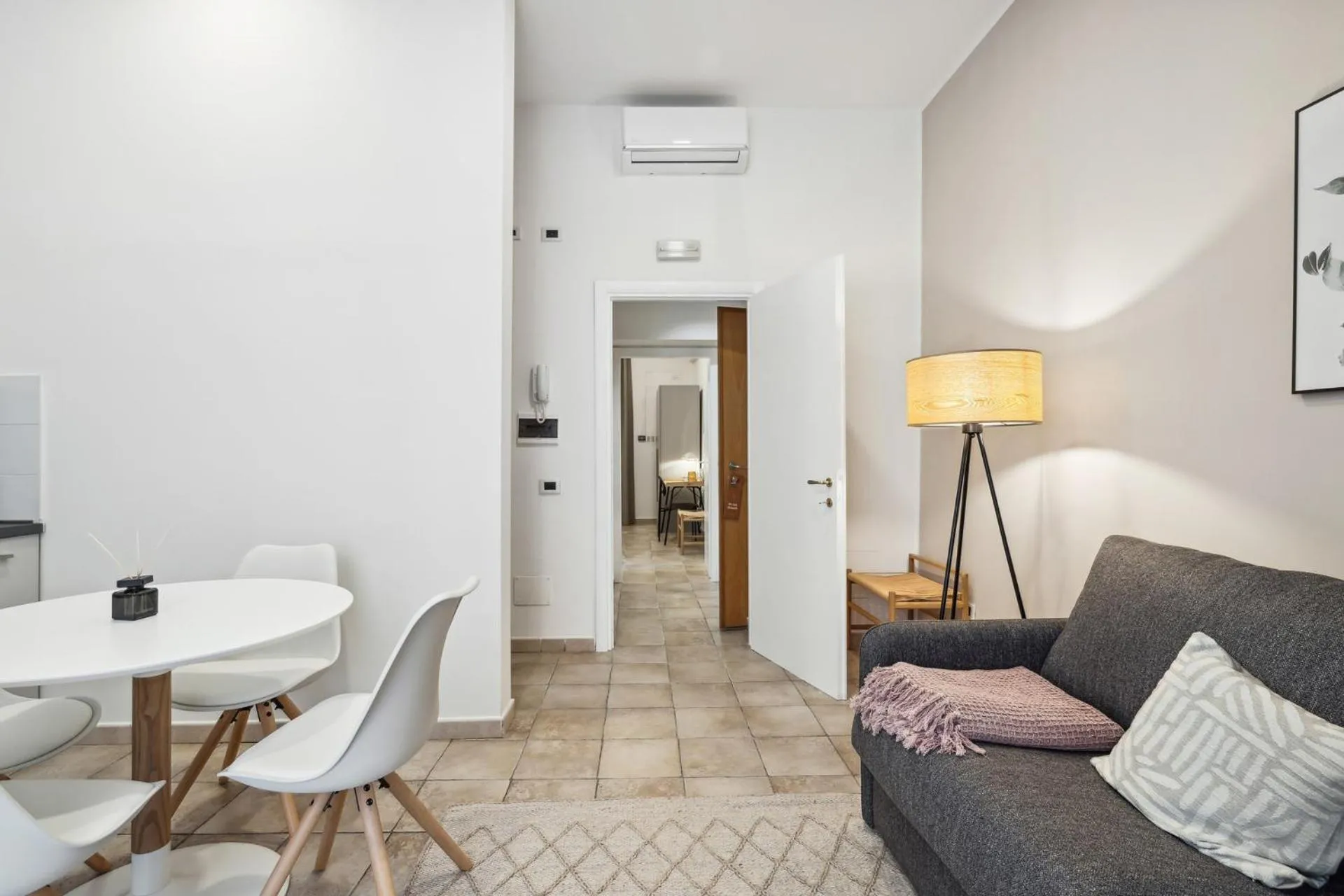 Seating area in Limehome Rome via dei Reti
