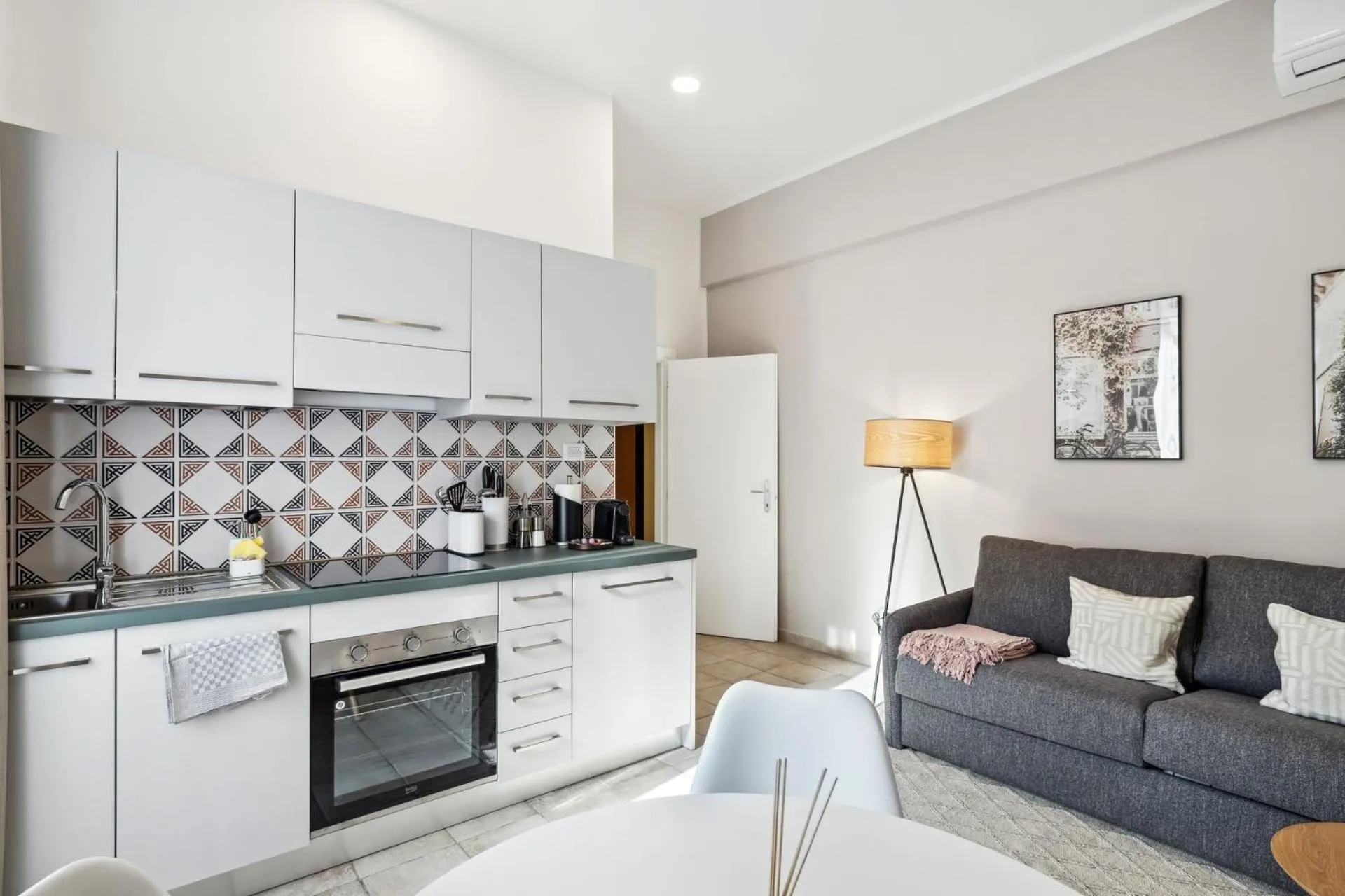Kitchen or kitchenette in Limehome Rome via dei Reti