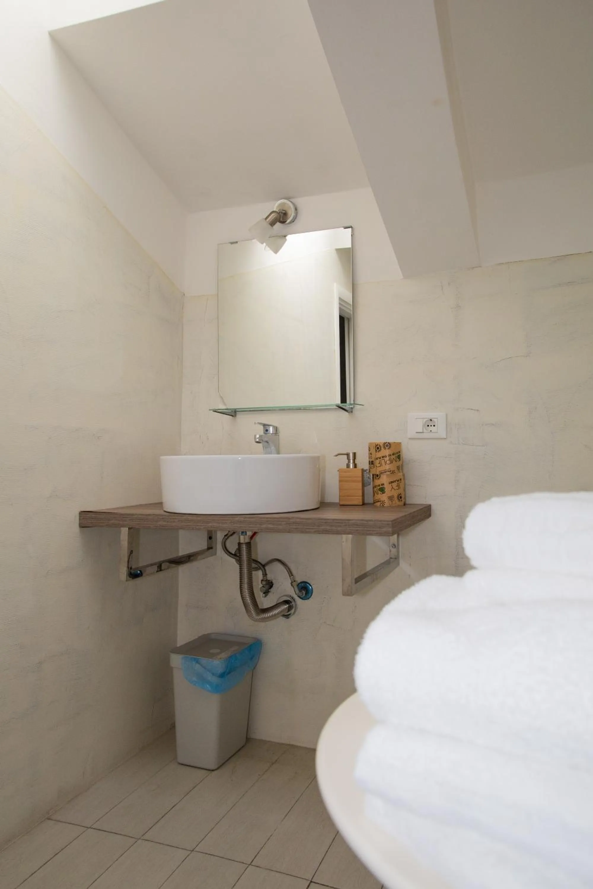 Bathroom, Bed in Hosting Dreams Attics - Duomo