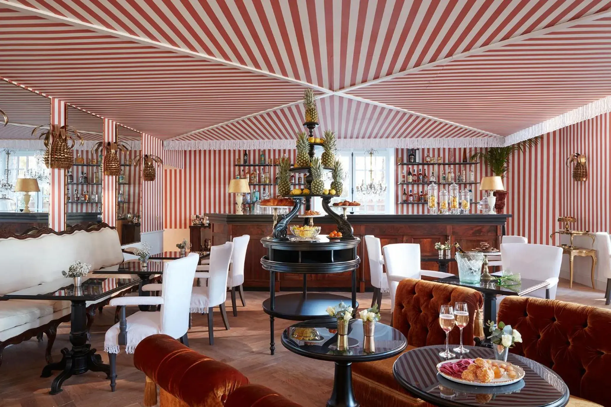 Lounge or bar in Château de Théoule Lounge or bar in Château de Théoule