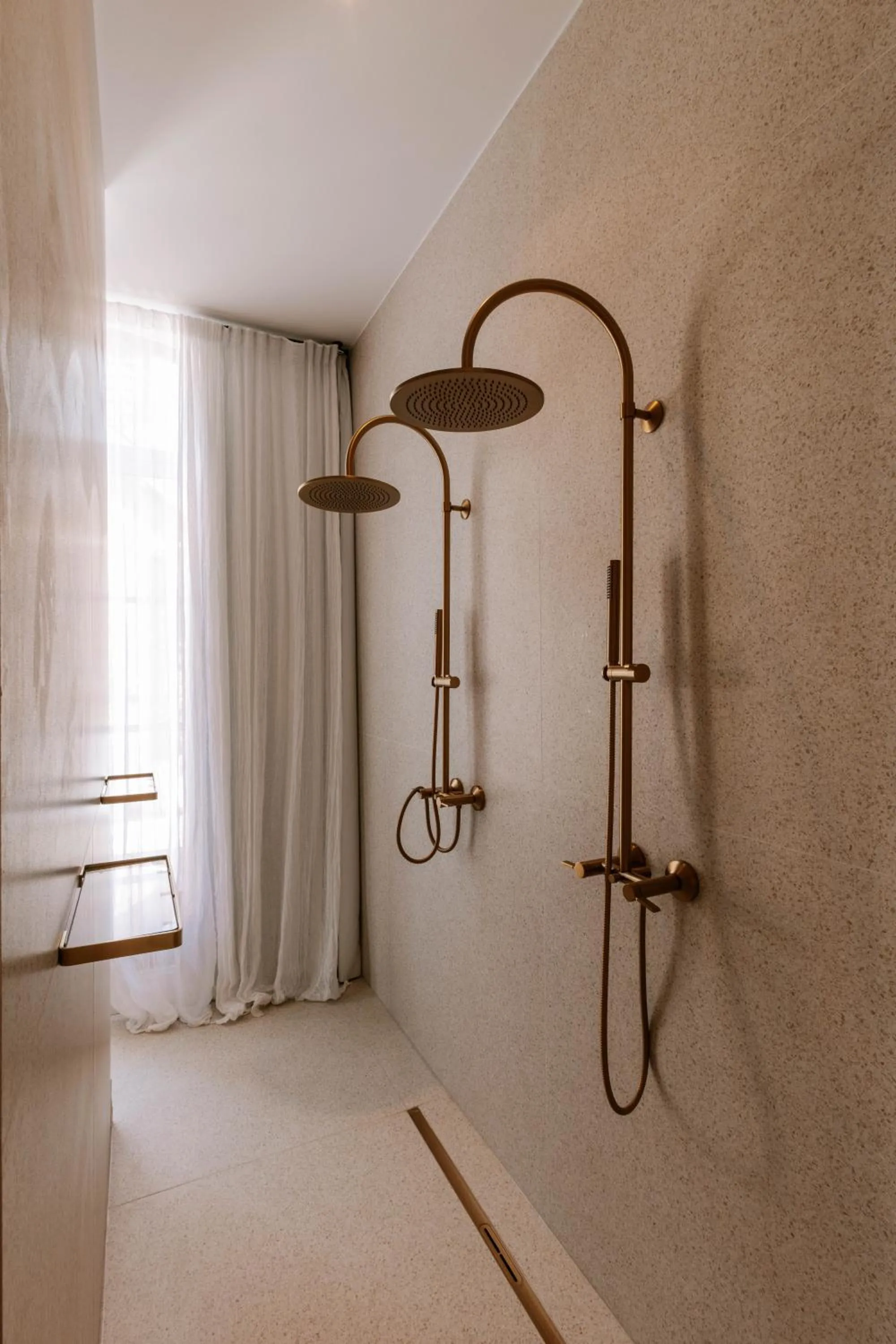 Shower in Château de Théoule