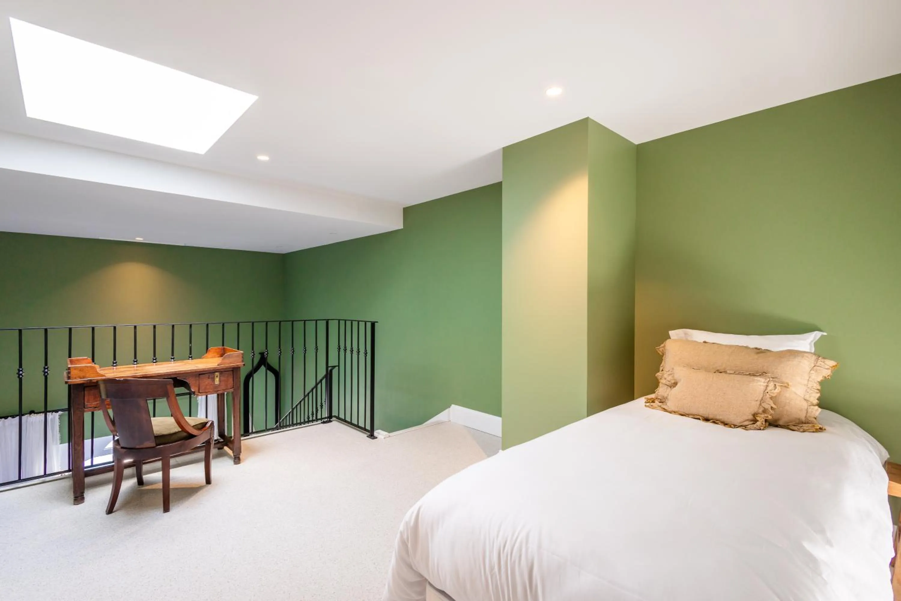 Bedroom, Bed in Château de Théoule