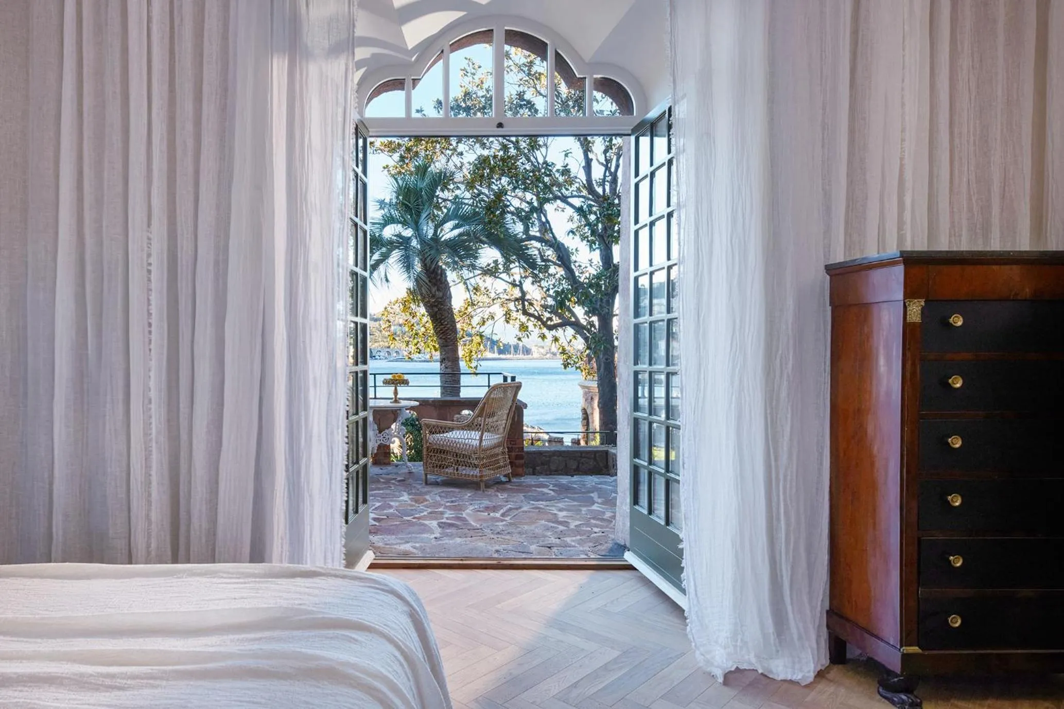 Property building, Bed in Château de Théoule