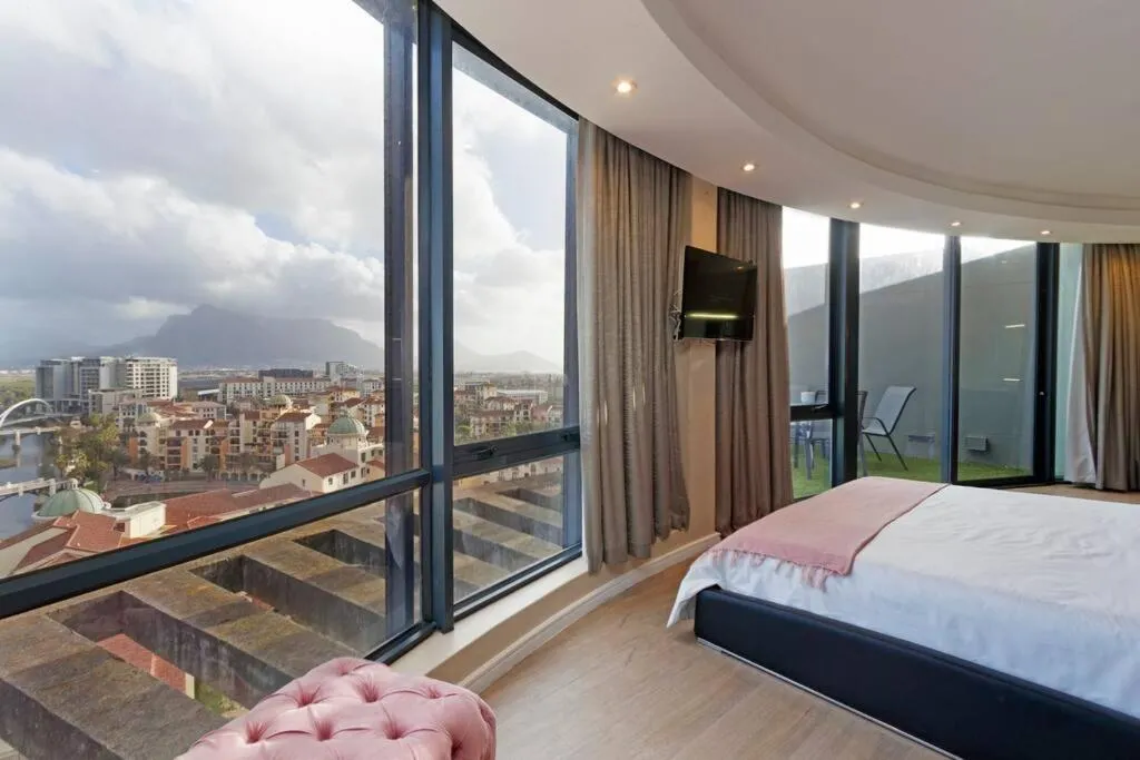 Bed in Grand Penthouse / Backup Power / Stunning