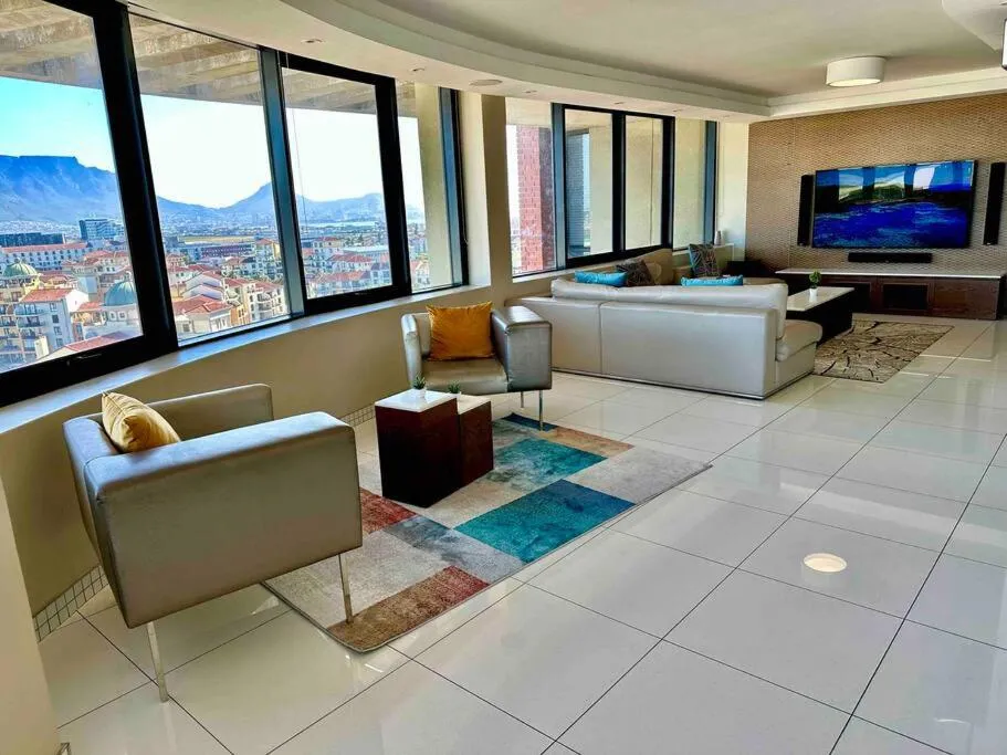 Grand Penthouse / Backup Power / Stunning