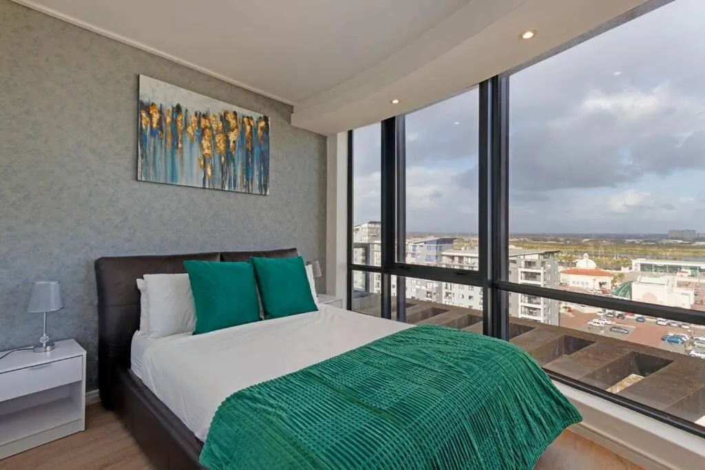 Bed in Grand Penthouse / Backup Power / Stunning
