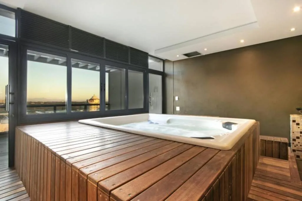 Hot Tub in Grand Penthouse / Backup Power / Stunning