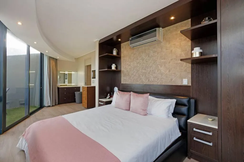 Bed in Grand Penthouse / Backup Power / Stunning