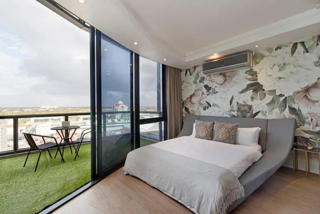 Bed in Grand Penthouse / Backup Power / Stunning