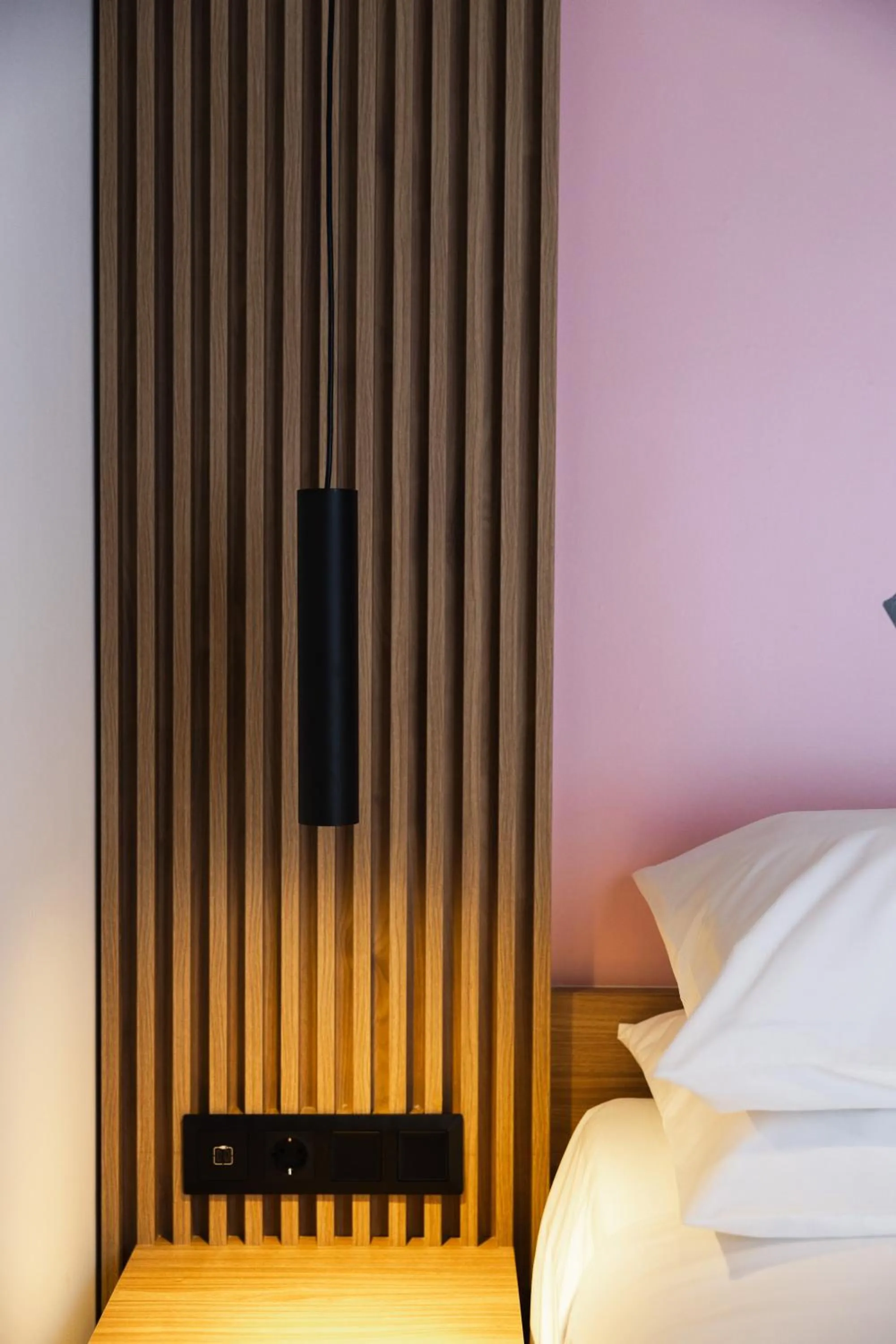 hair dresser, Bed in The Q Hotel