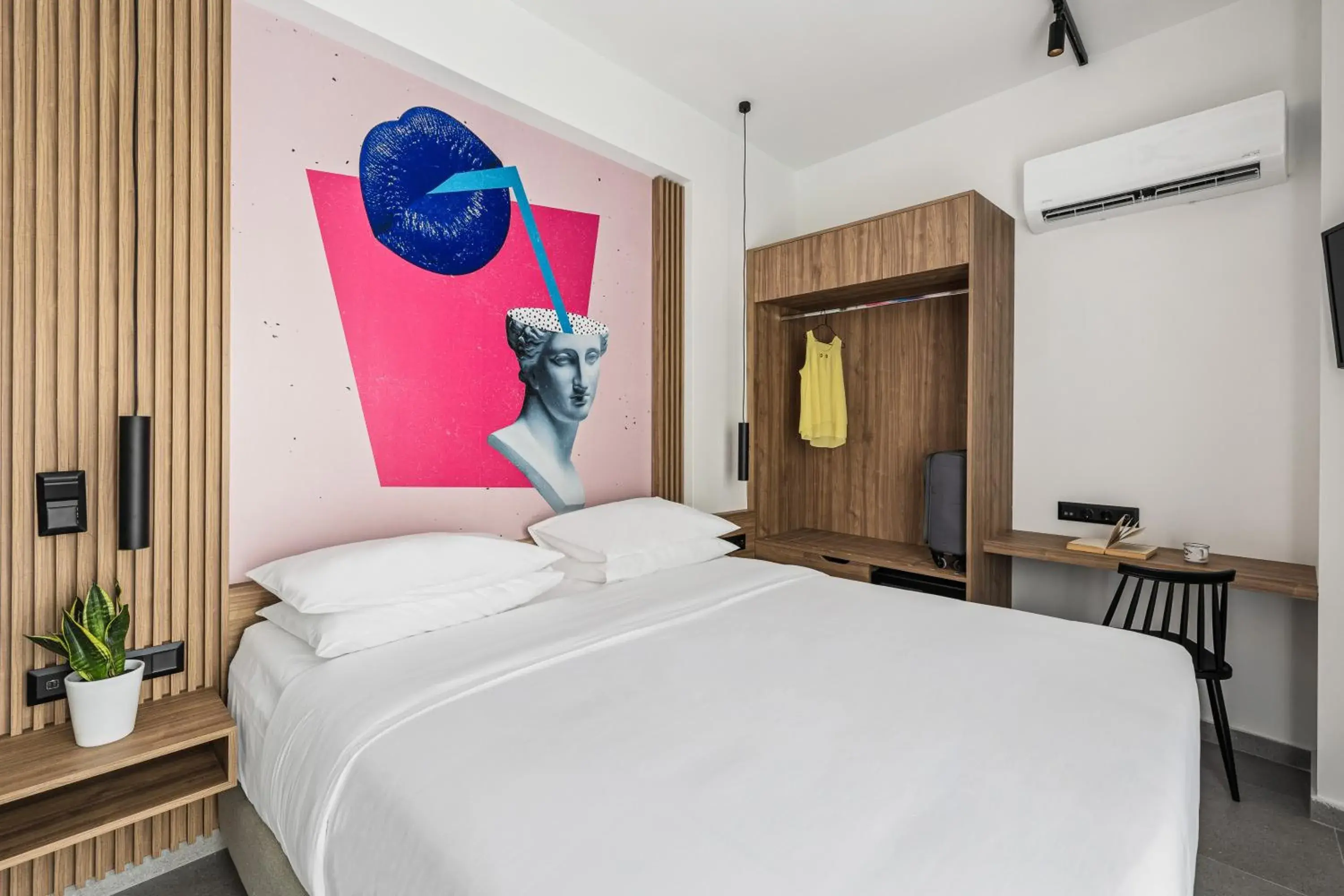 Bedroom, Bed in The Q Hotel Bedroom, Bed in The Q Hotel