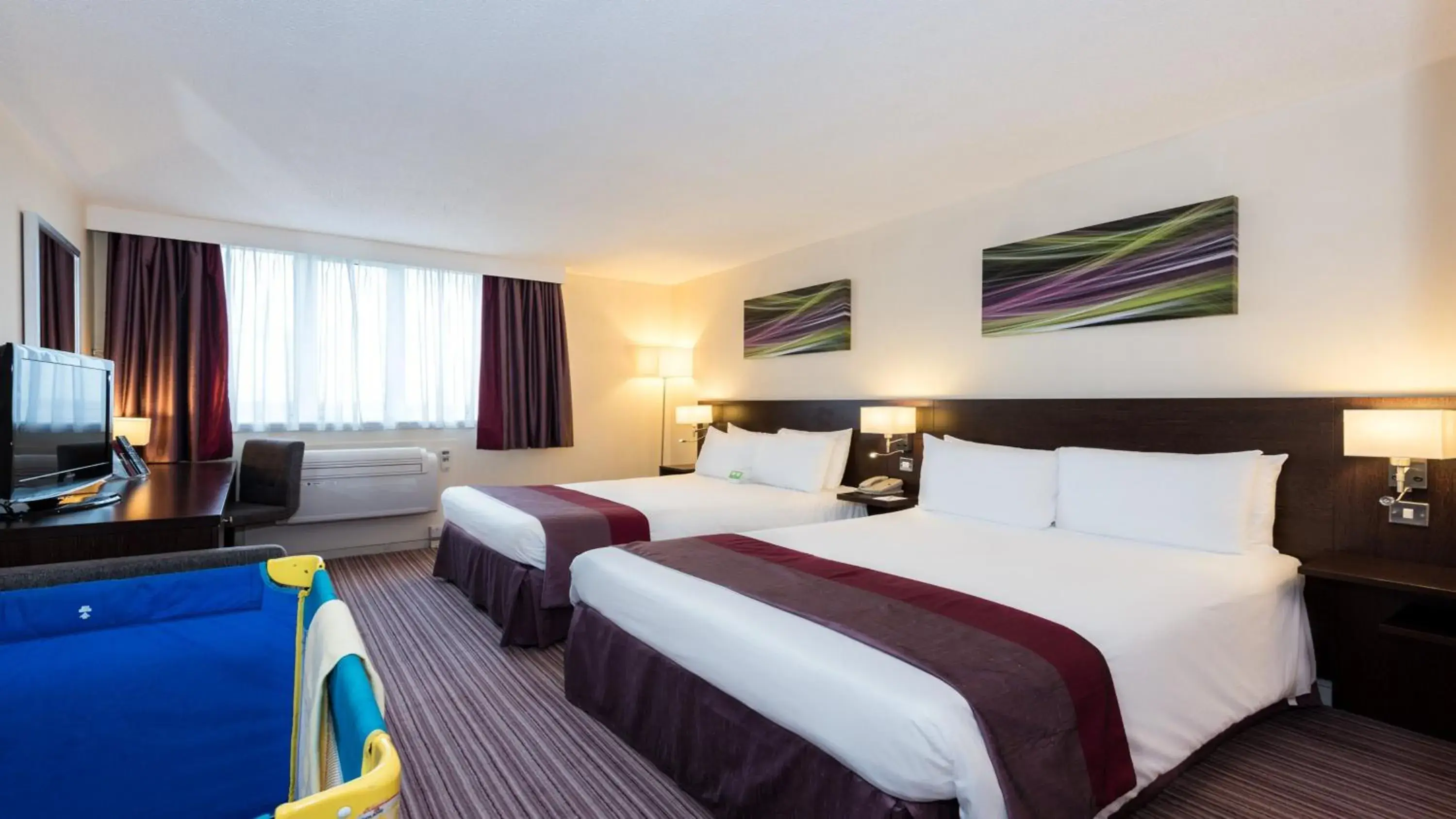 Photo of the whole room, Bed in Holiday Inn Slough Windsor by IHG Photo of the whole room, Bed in Holiday Inn Slough Windsor by IHG