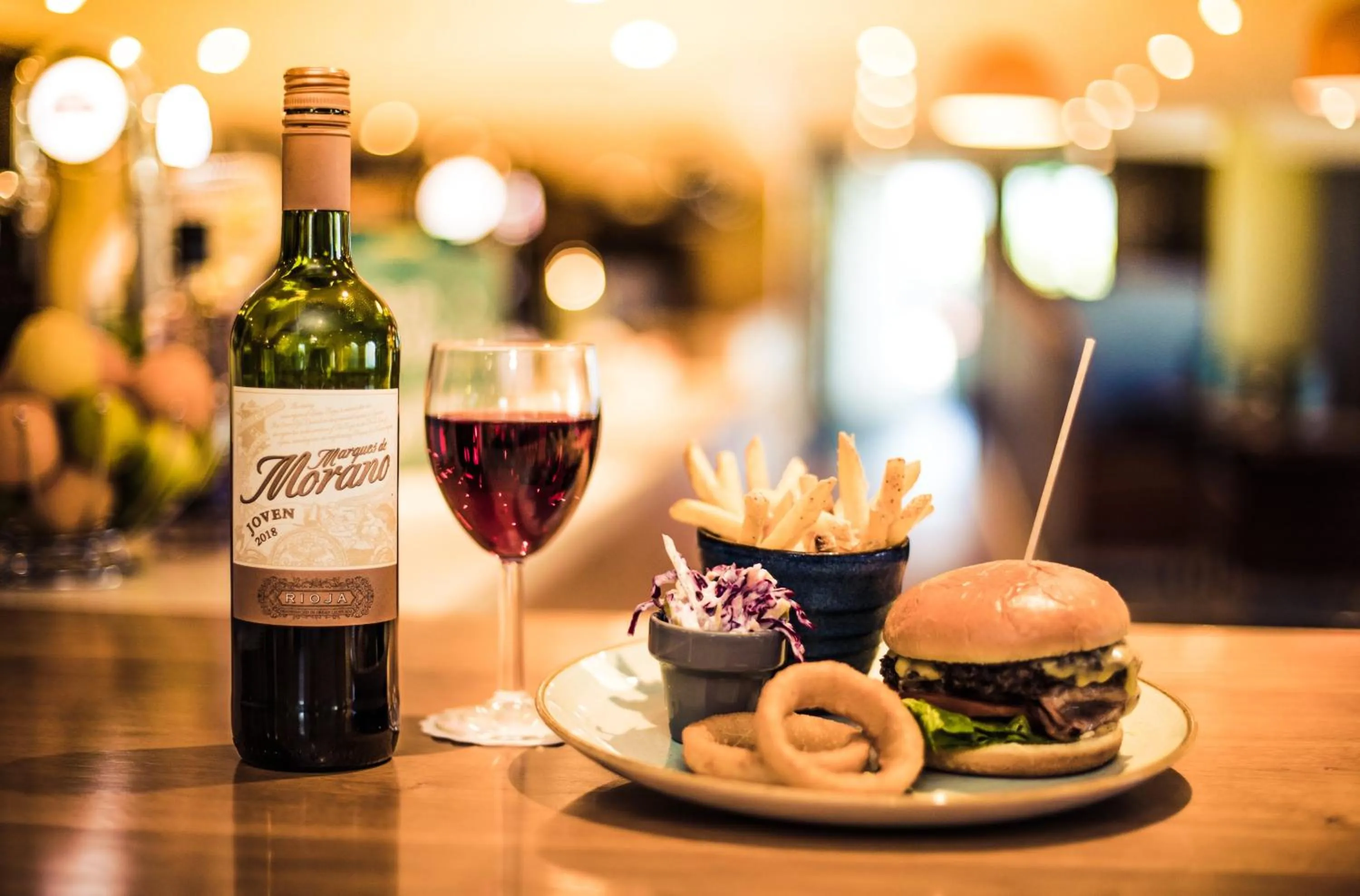 Lounge or bar in Holiday Inn Slough Windsor by IHG