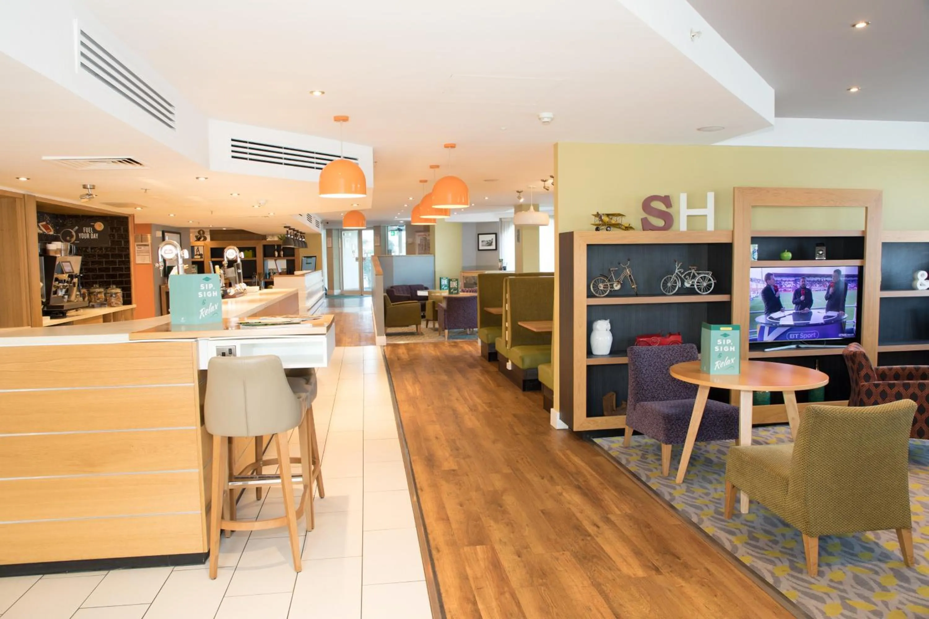 Lounge or bar in Holiday Inn Slough Windsor by IHG