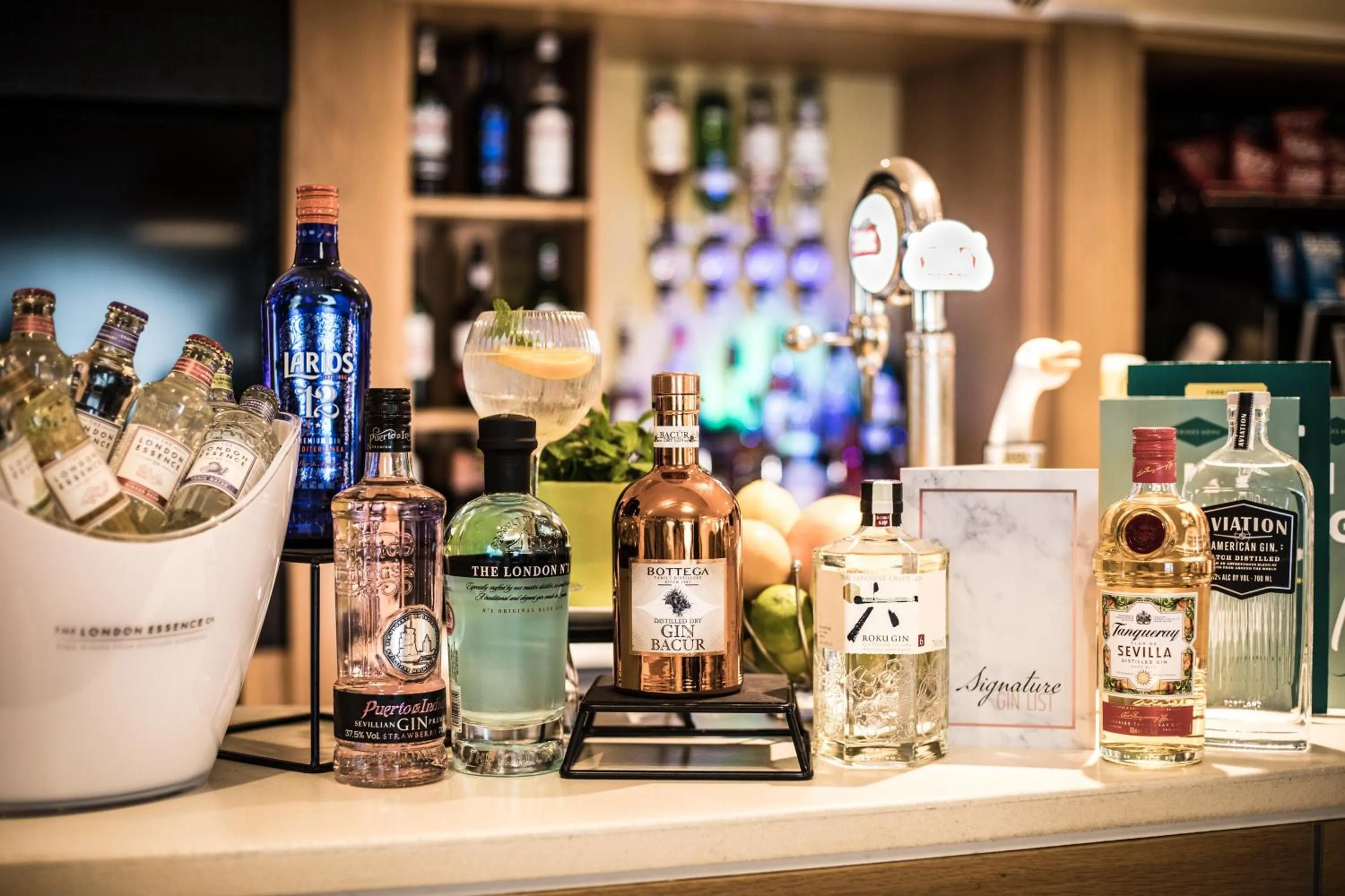 Lounge or bar in Holiday Inn Slough Windsor by IHG