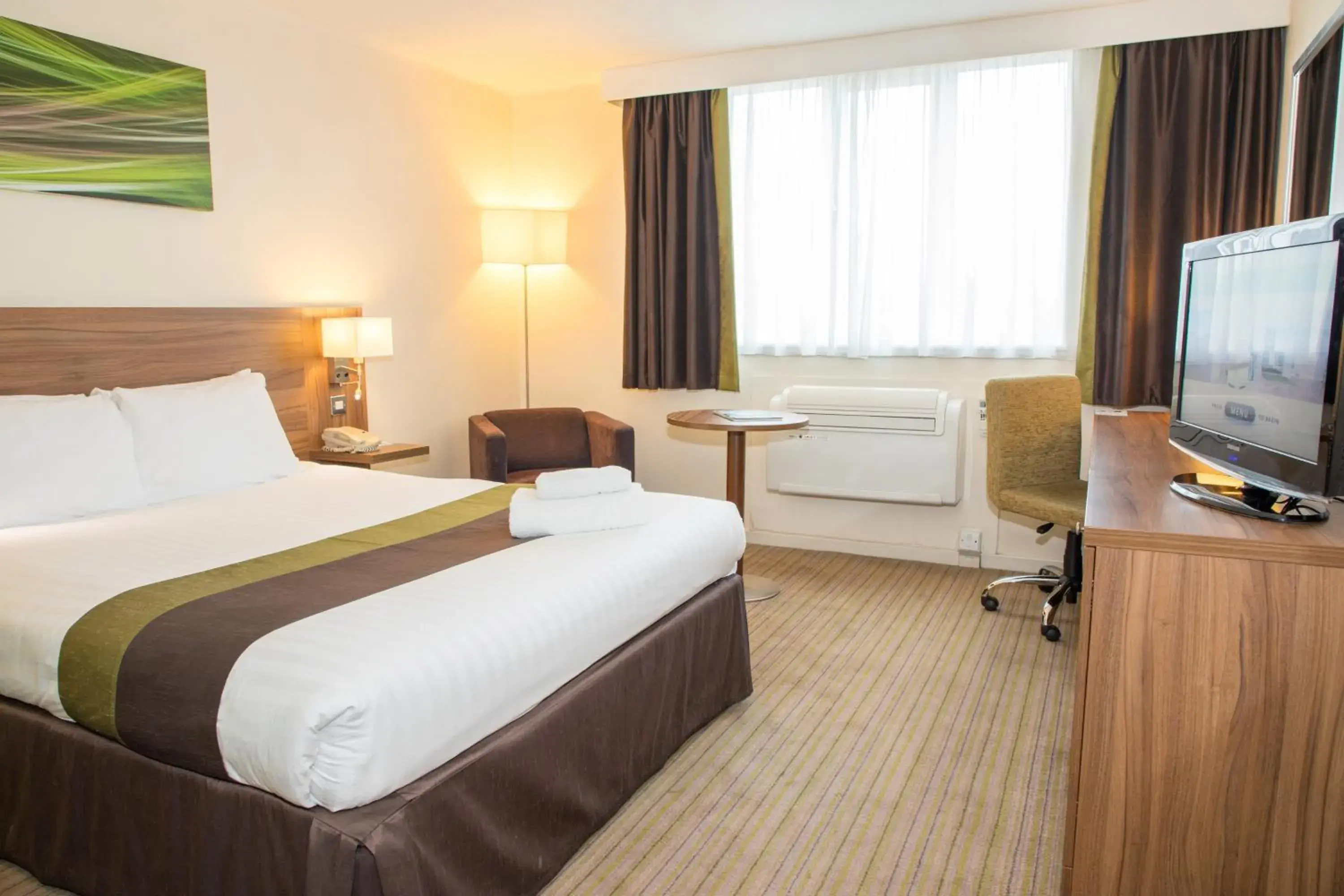 Standard Double Room in Holiday Inn Slough Windsor by IHG Standard Double Room in Holiday Inn Slough Windsor by IHG