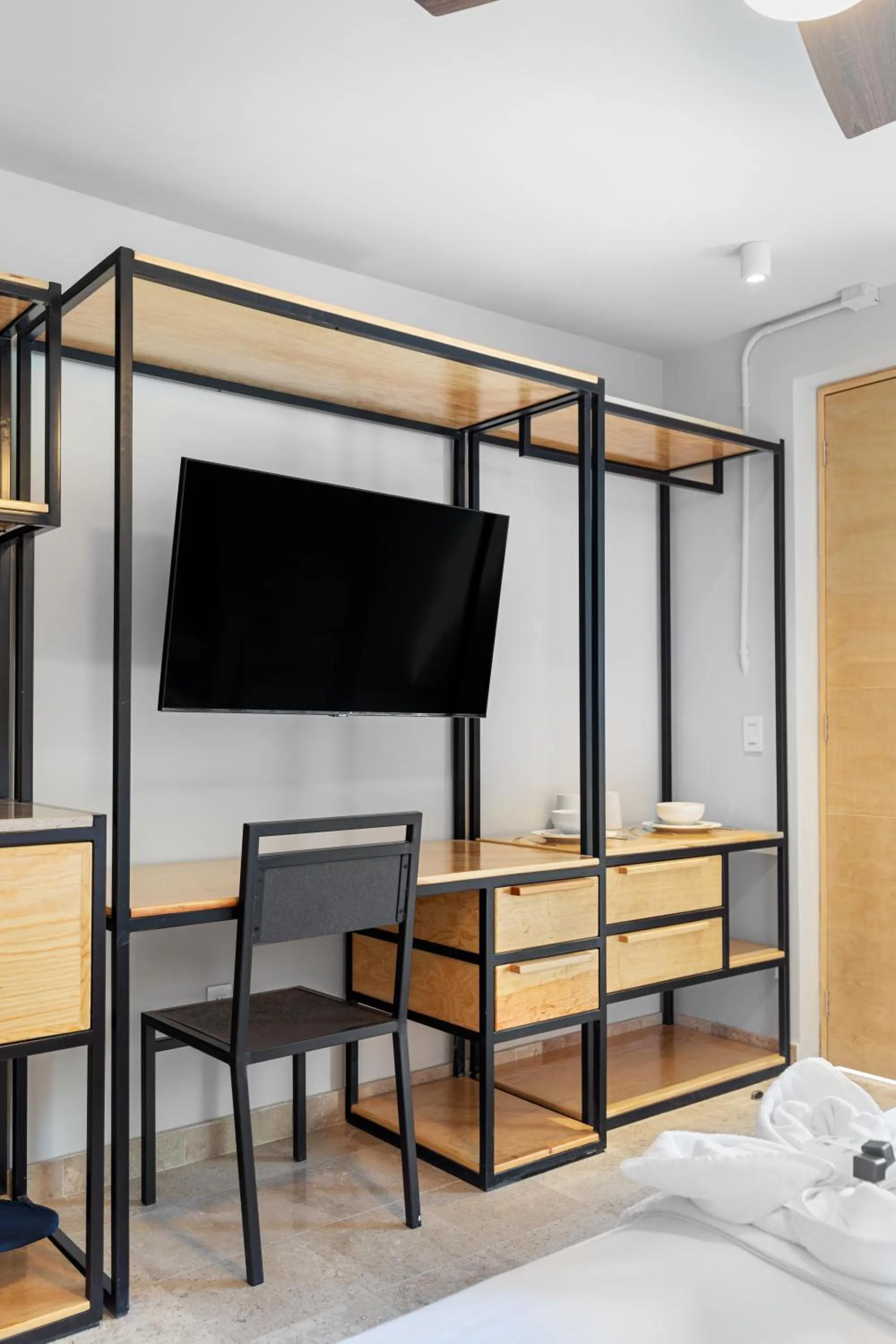 TV and multimedia, Bed in Hacienda Santa Barbara by Homi Rent