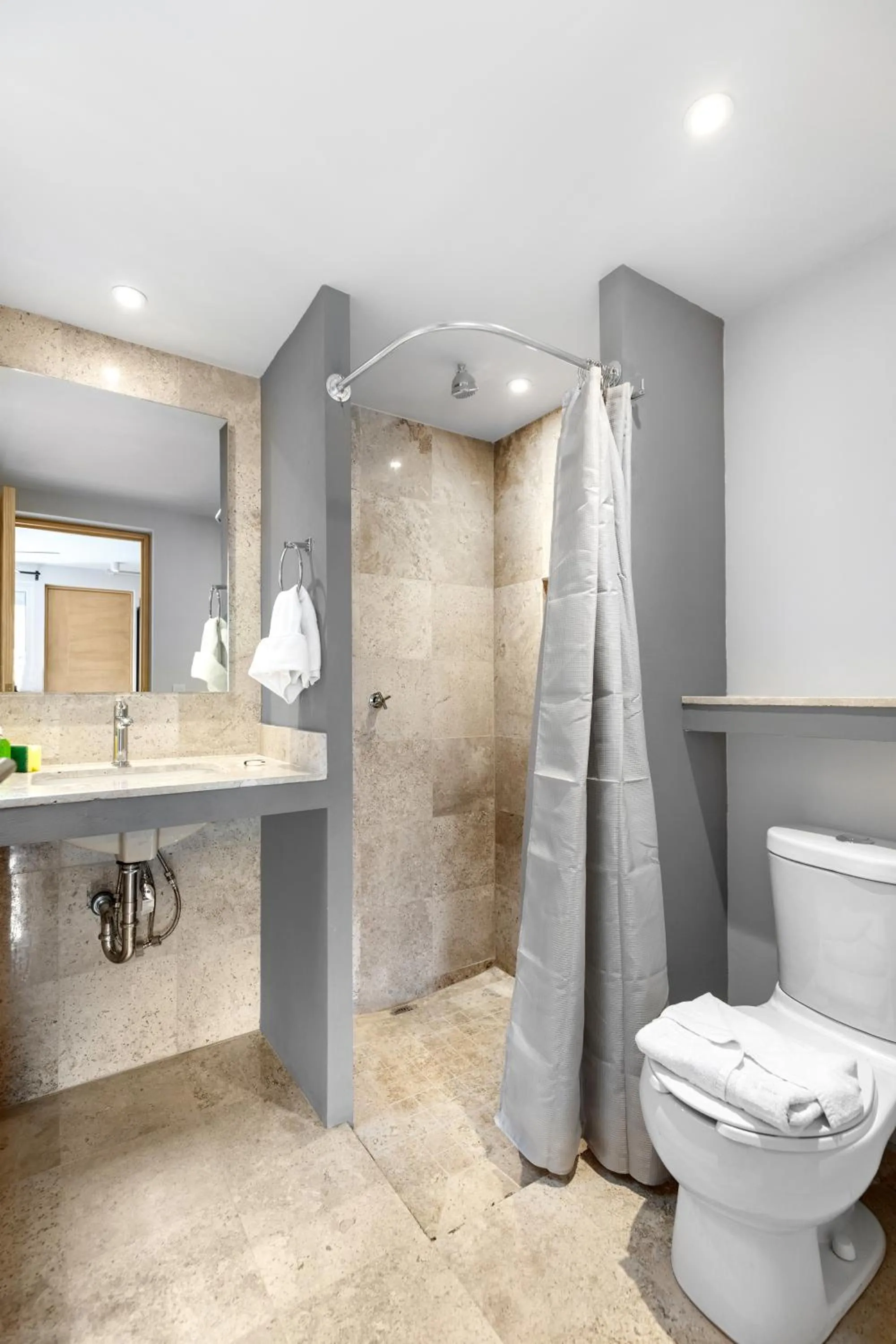 Bathroom in Hacienda Santa Barbara by Homi Rent