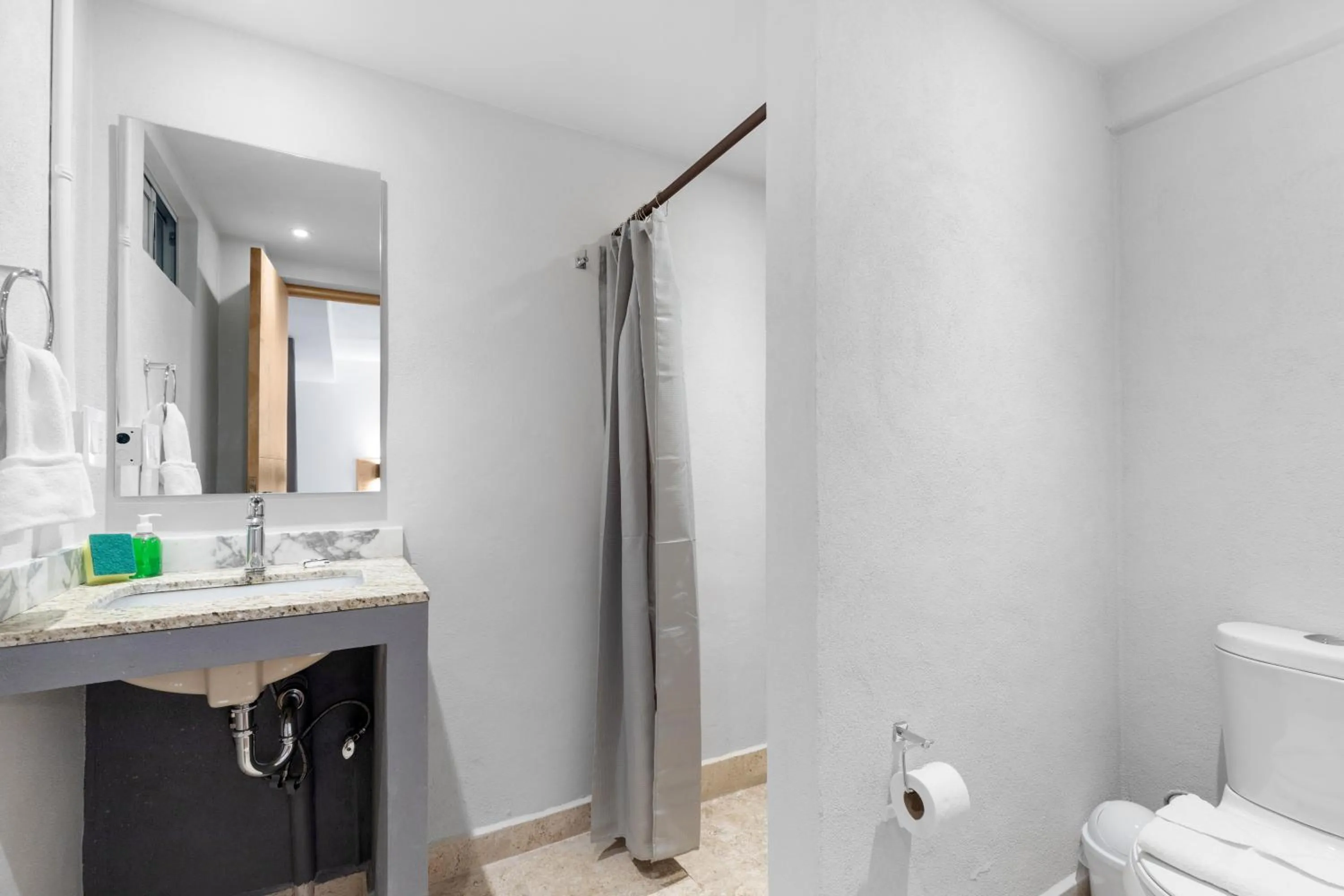 Bathroom in Hacienda Santa Barbara by Homi Rent