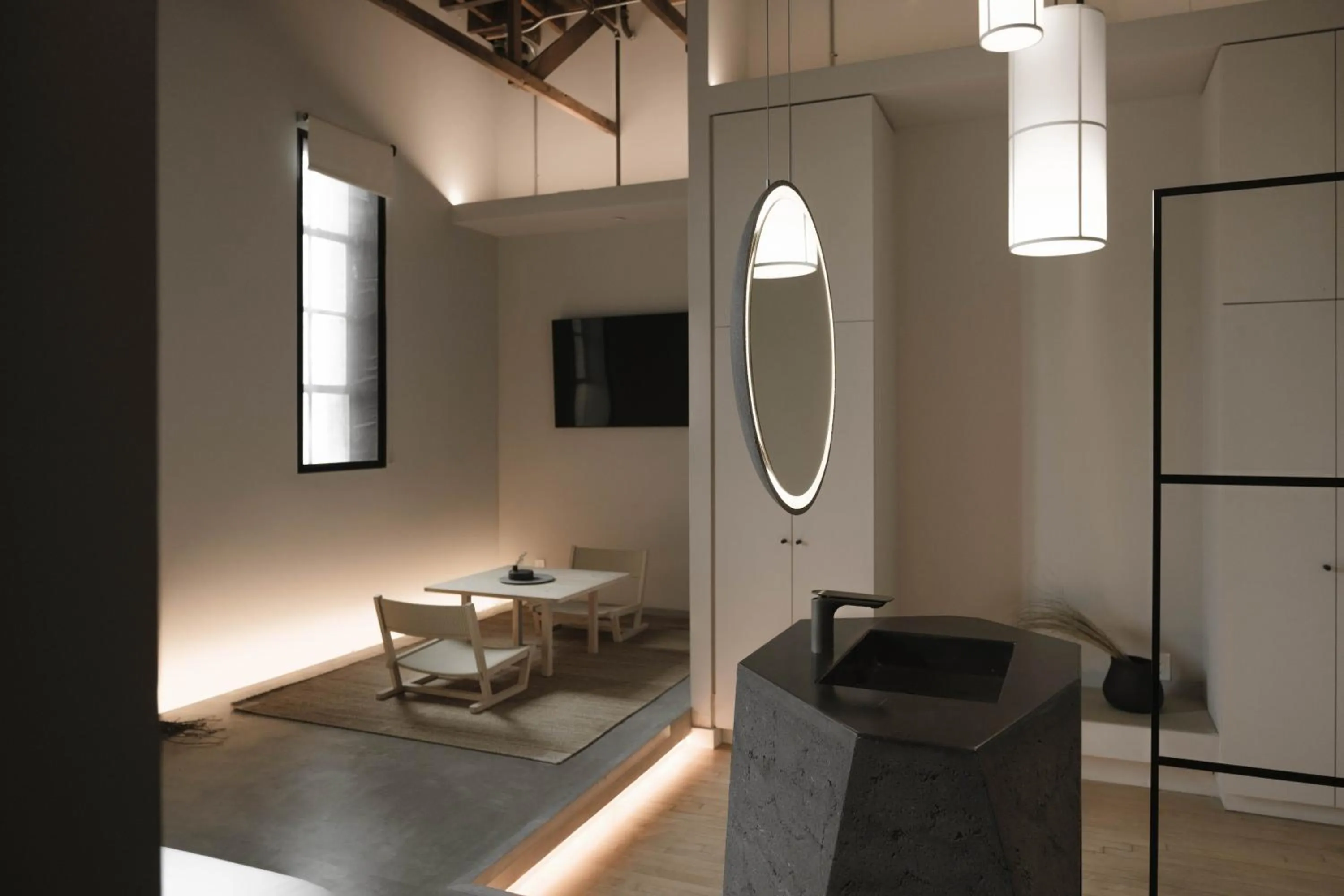 TV and multimedia in kodō hotel - Heart of LA Arts District