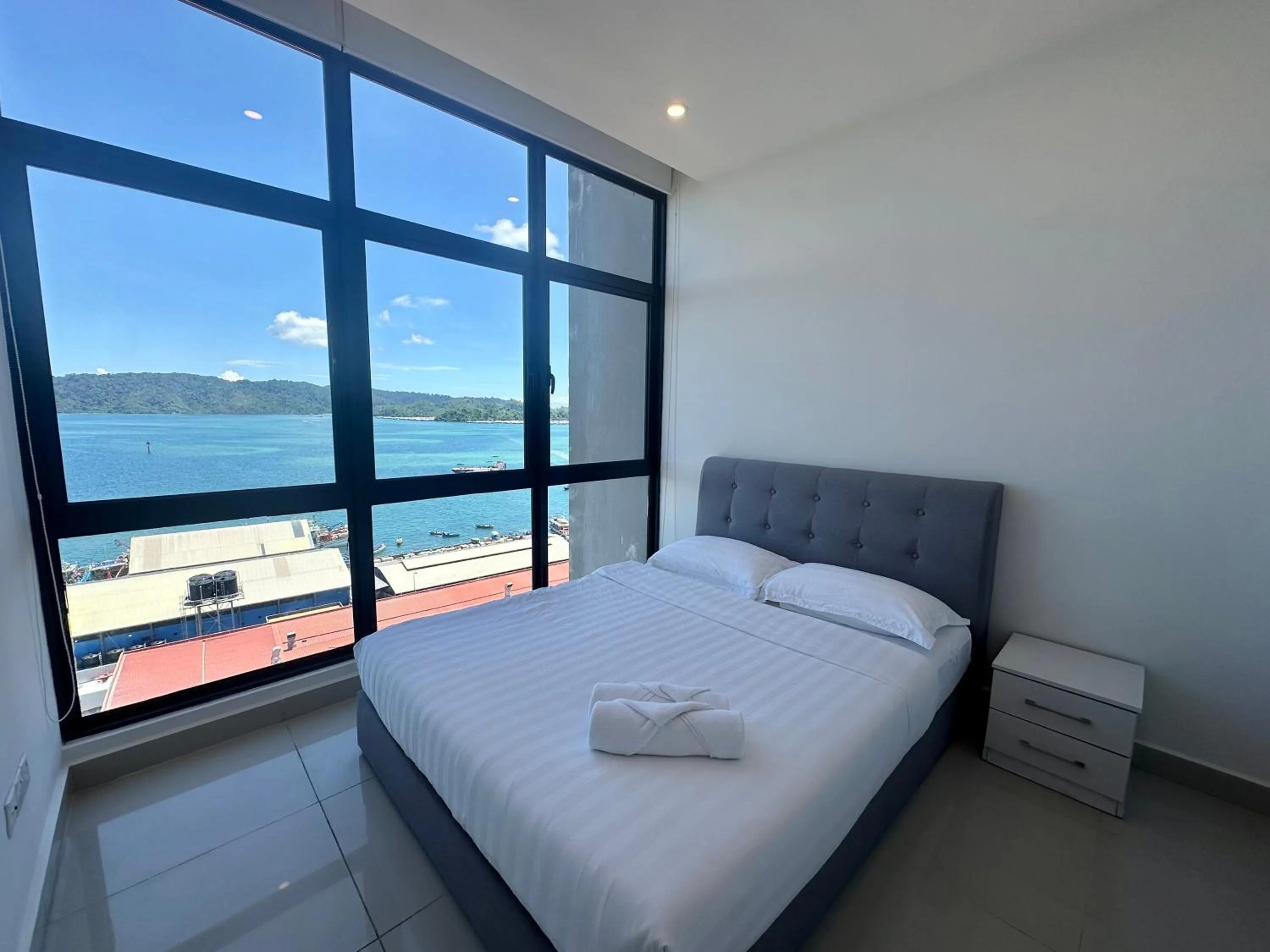 Bed in The Shore Kota Kinabalu City Centre by LW Suites