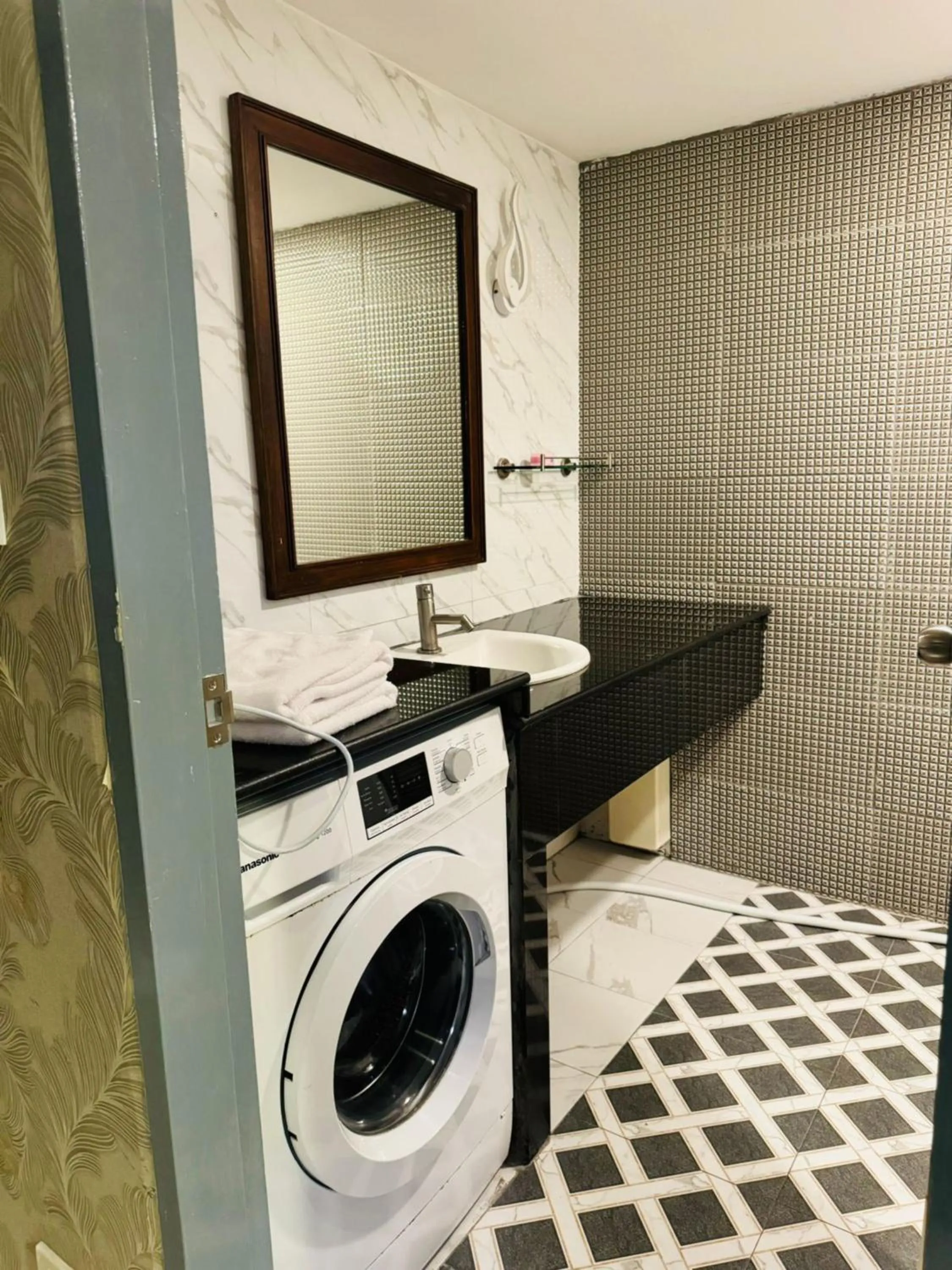 washing machine in Omni Tower Cozy Apartments by Direct Rooms