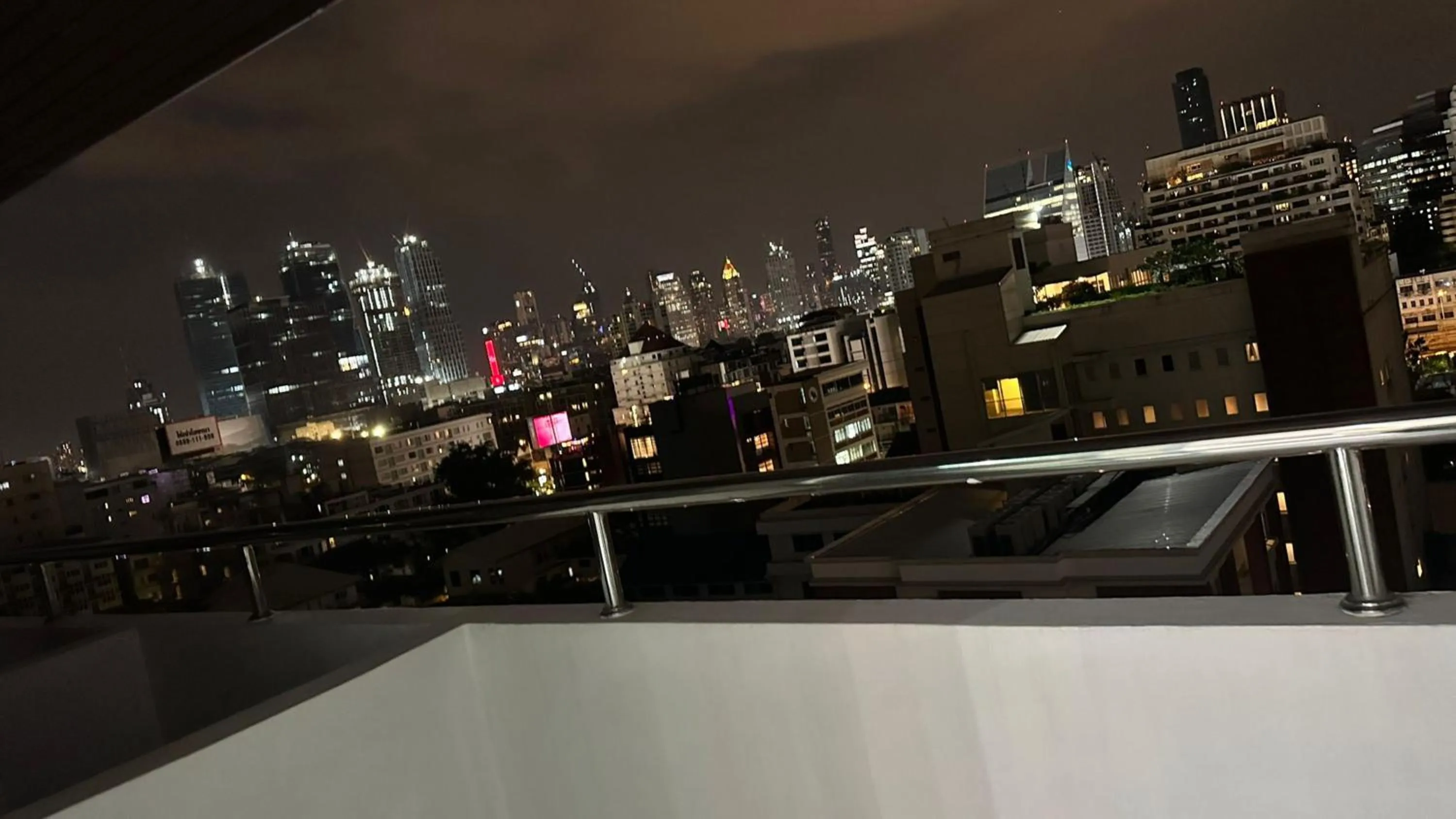 Balcony/Terrace in Omni Tower Cozy Apartments by Direct Rooms