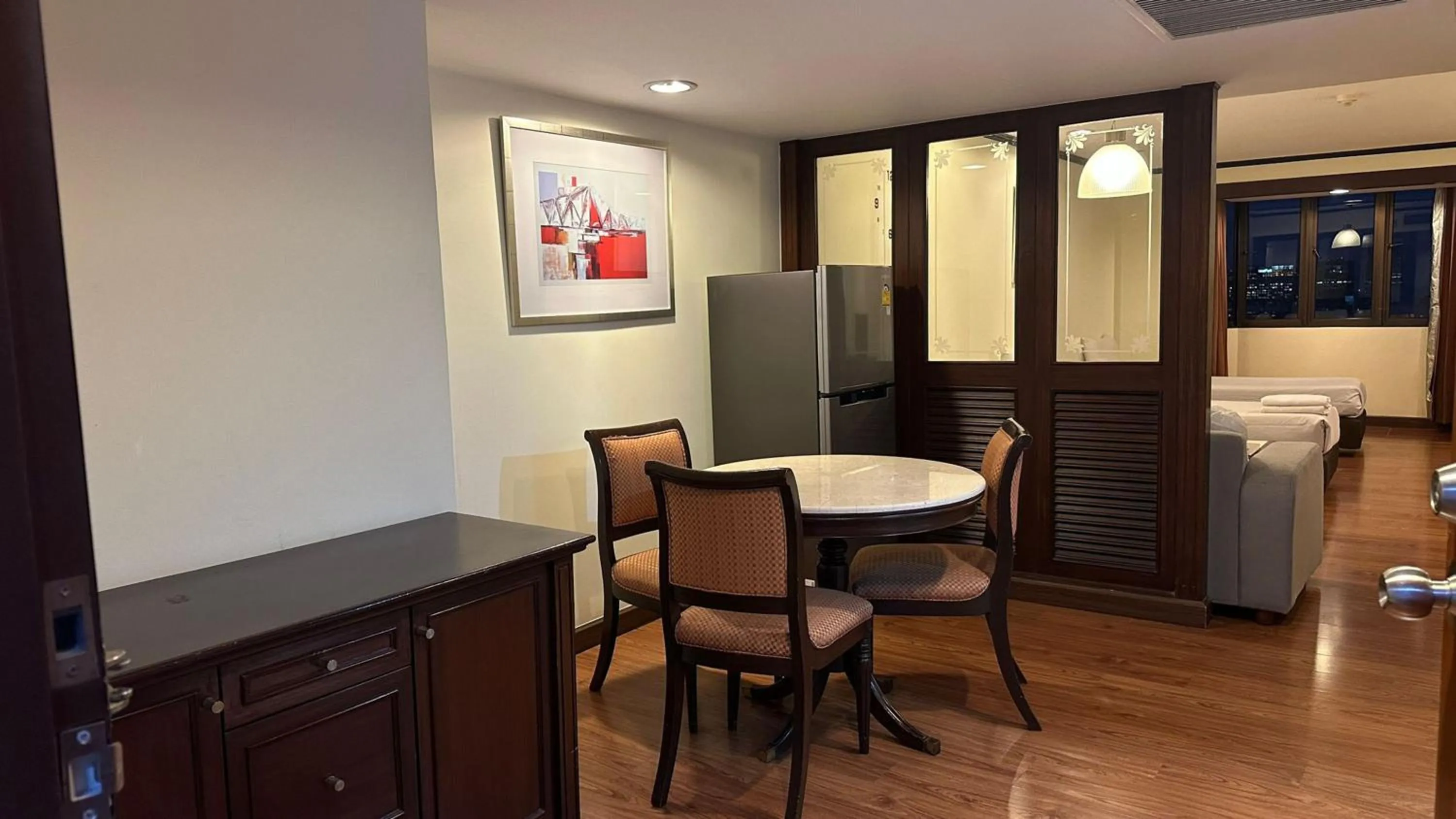 Living room in Omni Tower Cozy Apartments by Direct Rooms