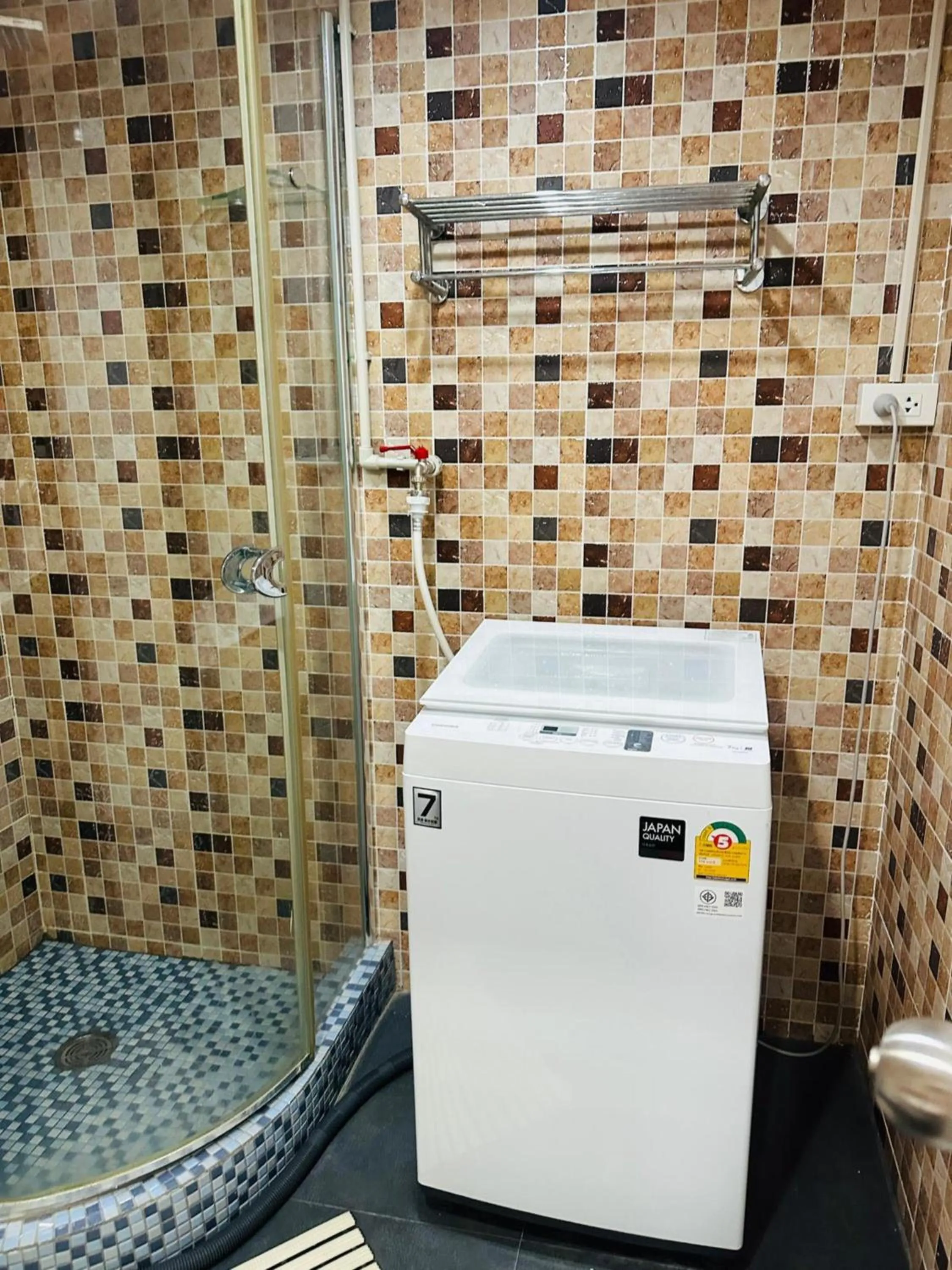 washing machine in Omni Tower Cozy Apartments by Direct Rooms